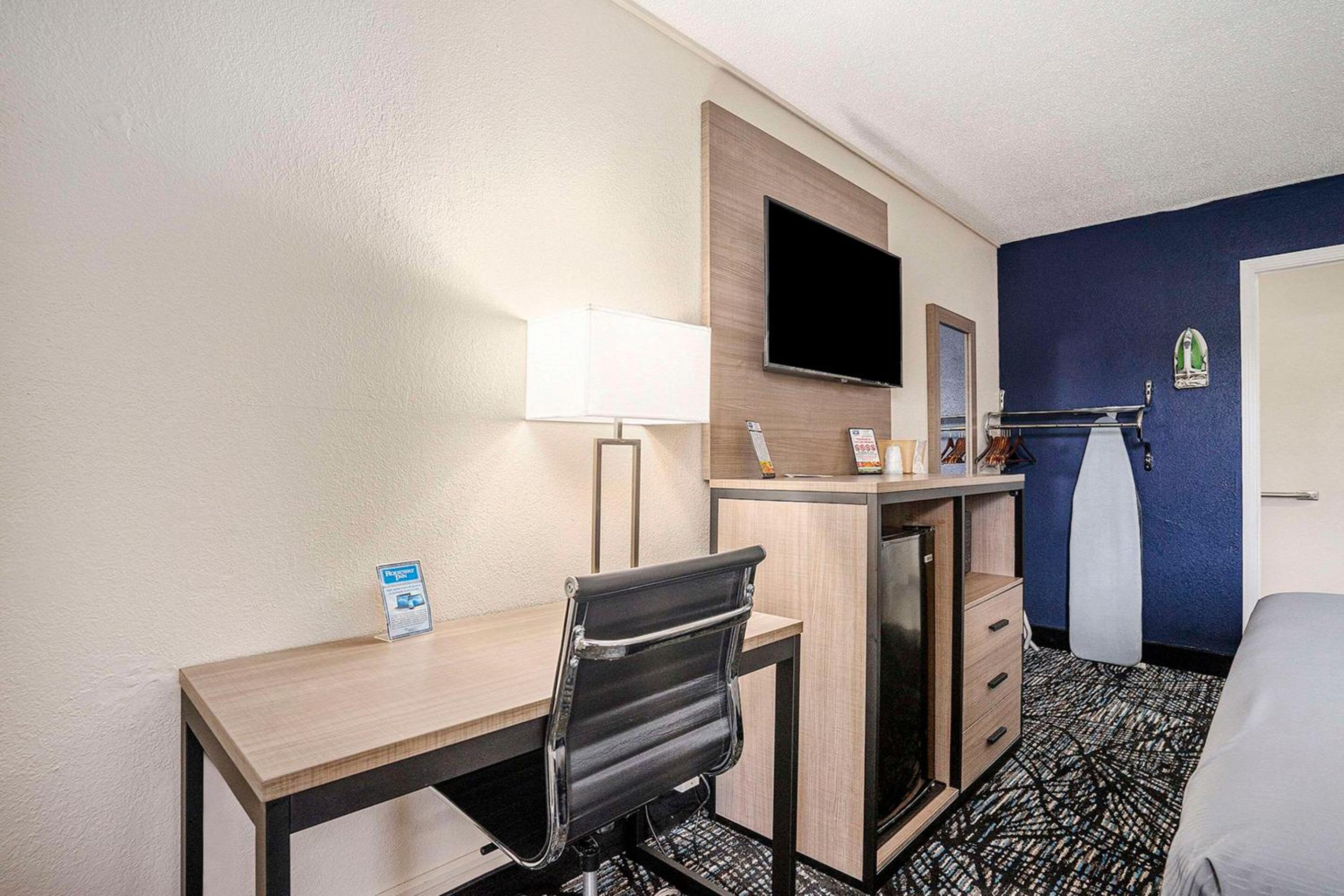 King Room - Non-Smoking - Photo 4