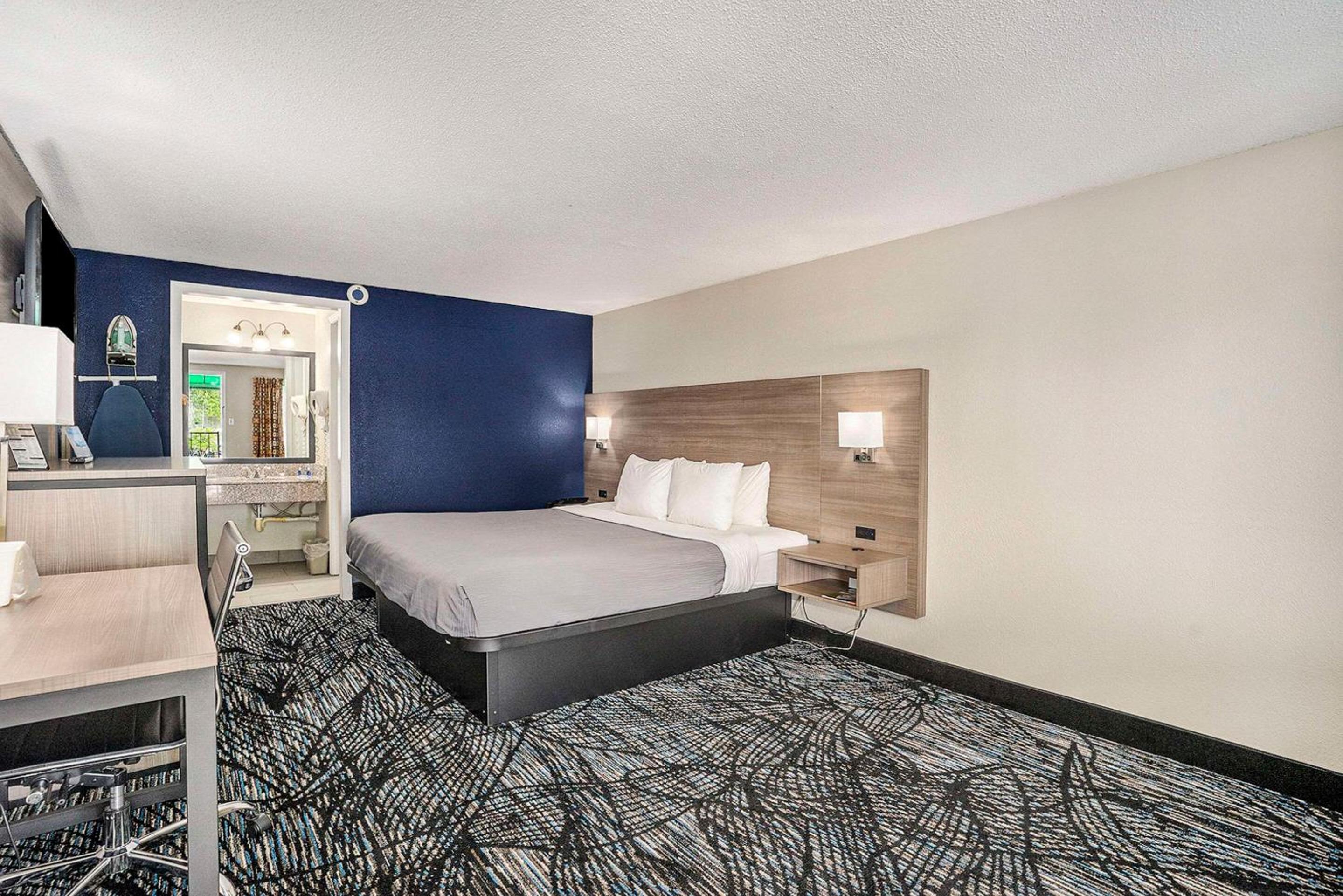 King Room - Non-Smoking - Photo 5