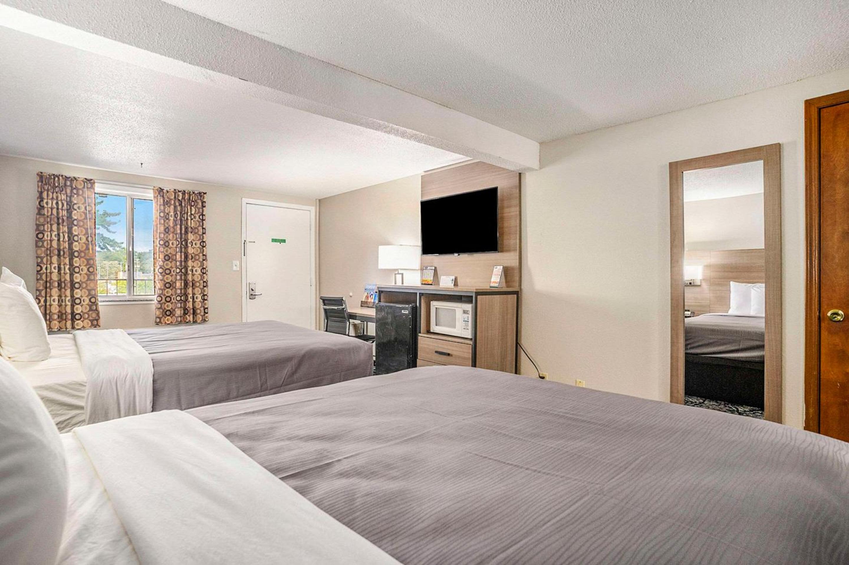 Queen Room with Two Queen Beds - Photo 15
