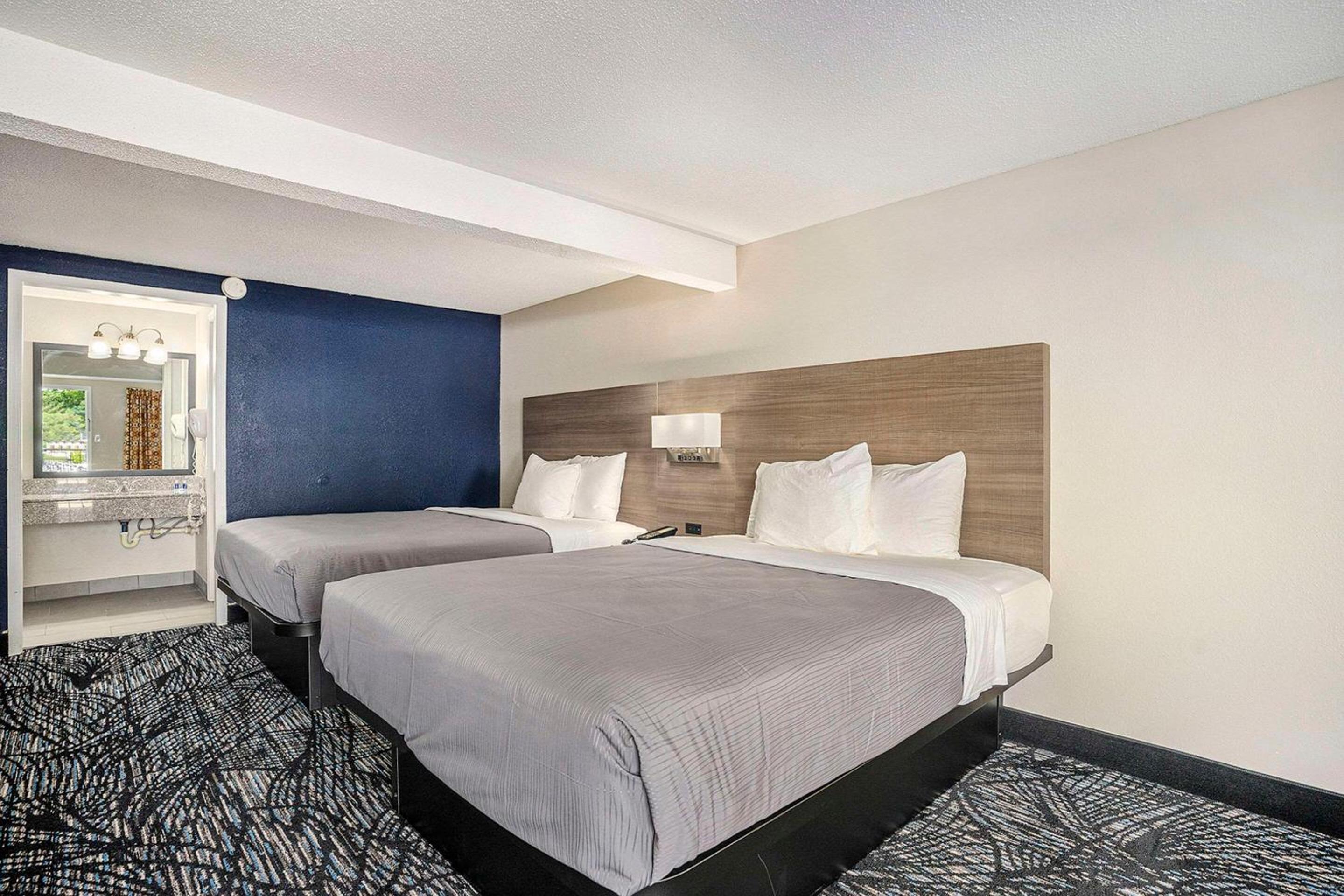 Queen Room with Two Queen Beds - Photo 2