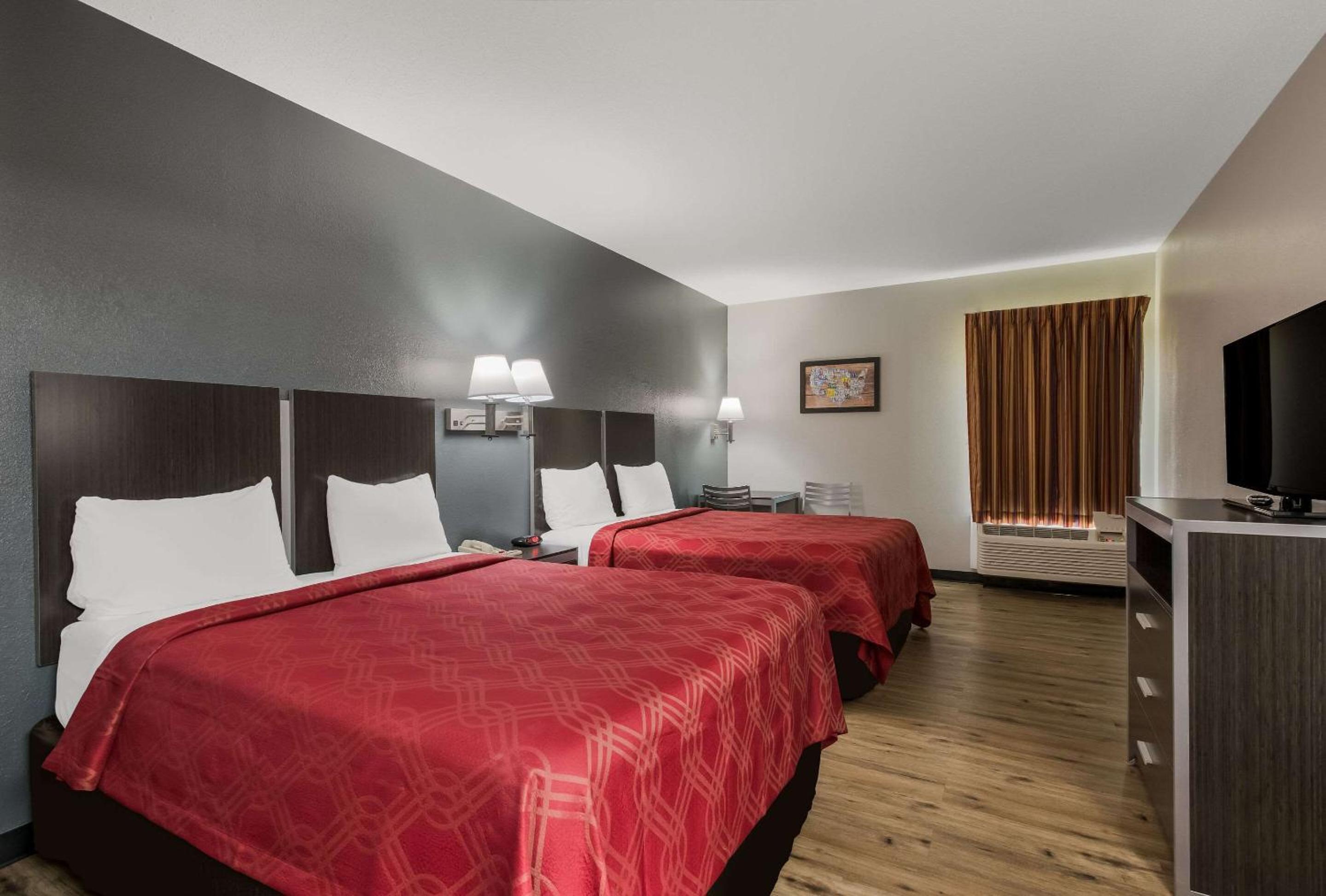 Queen Room with Two Queen Beds - Non-Smoking - Photo 1