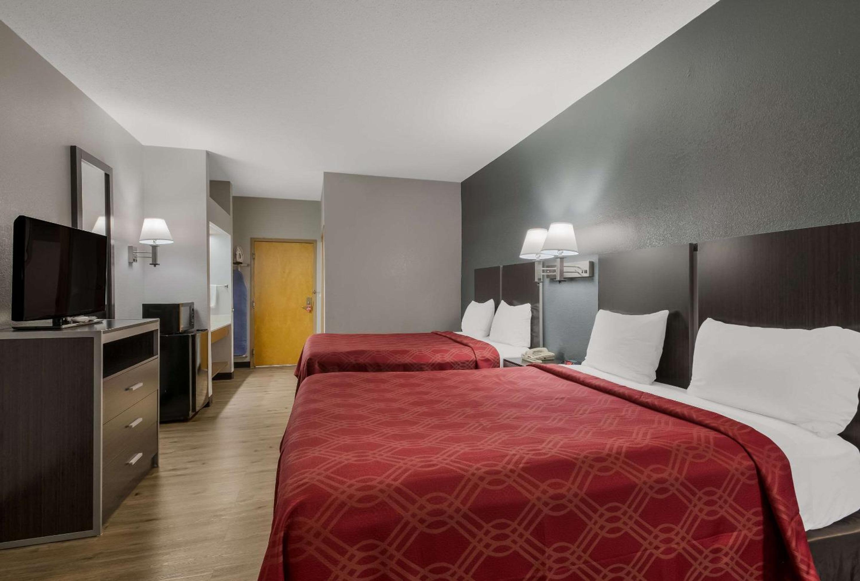 Queen Room with Two Queen Beds - Non-Smoking - Photo 2