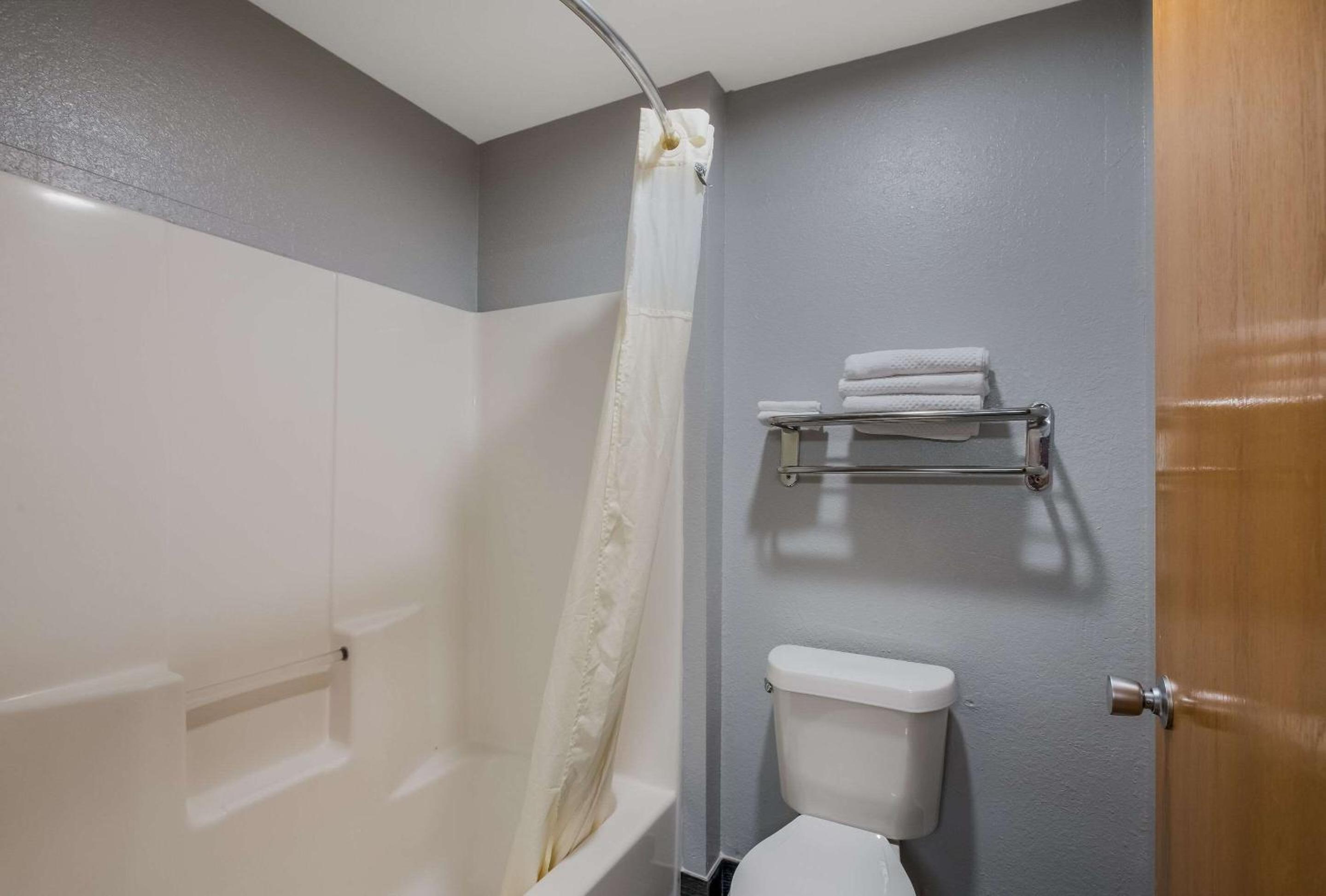 King Room - Non-Smoking - Photo 3