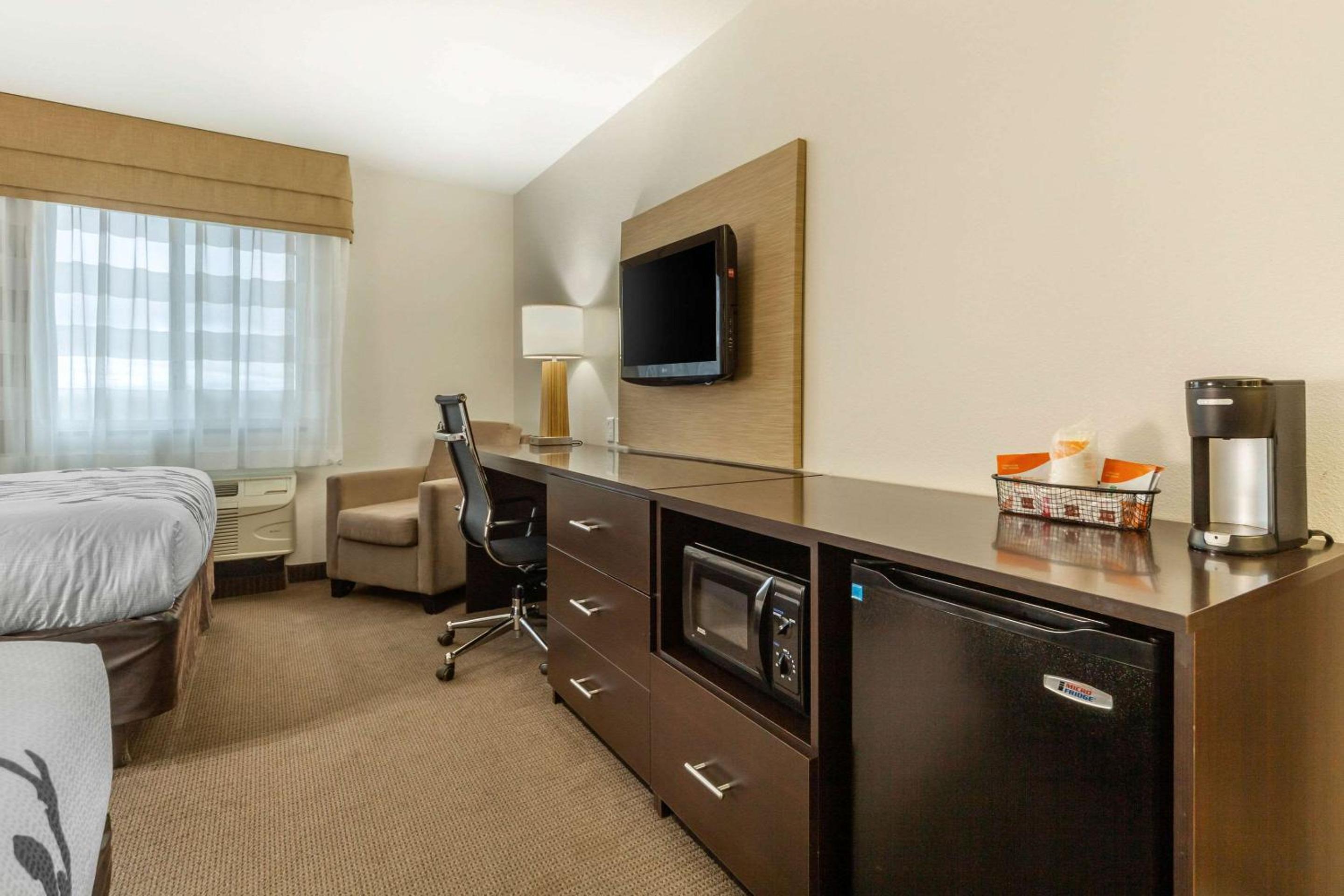 Standard Queen Room with Two Queen Beds - Non-Smoking - Photo 4