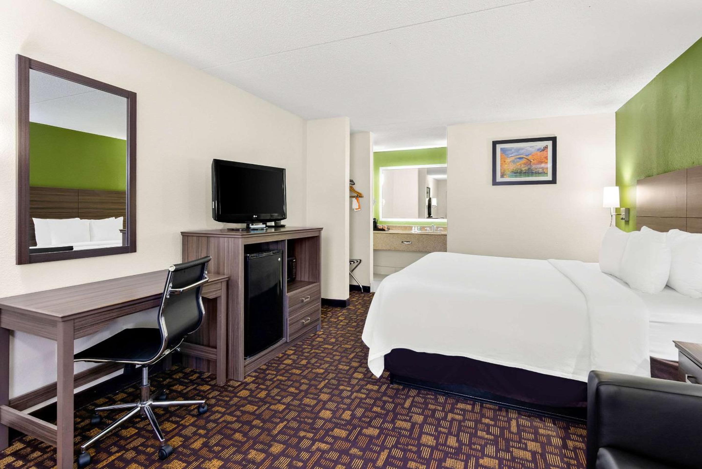 King Room - Non-Smoking - Photo 1
