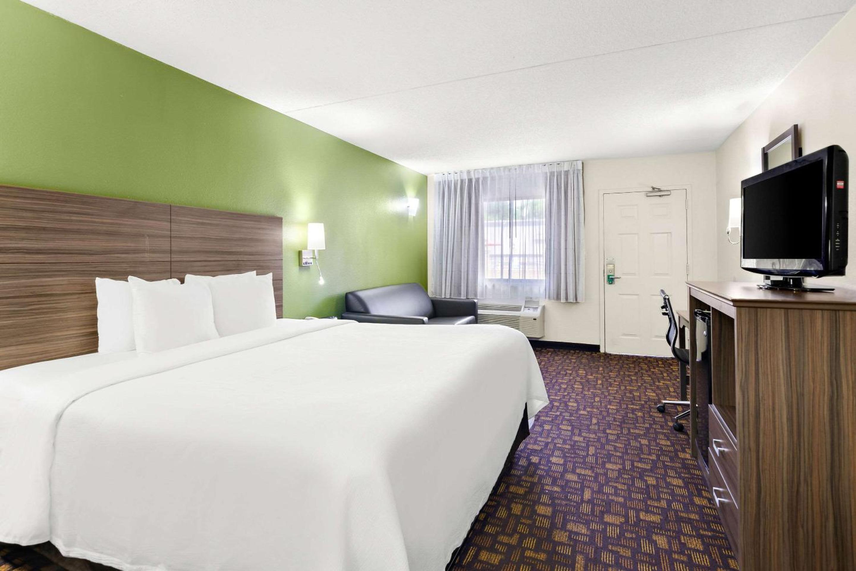 King Room - Non-Smoking - Photo 2
