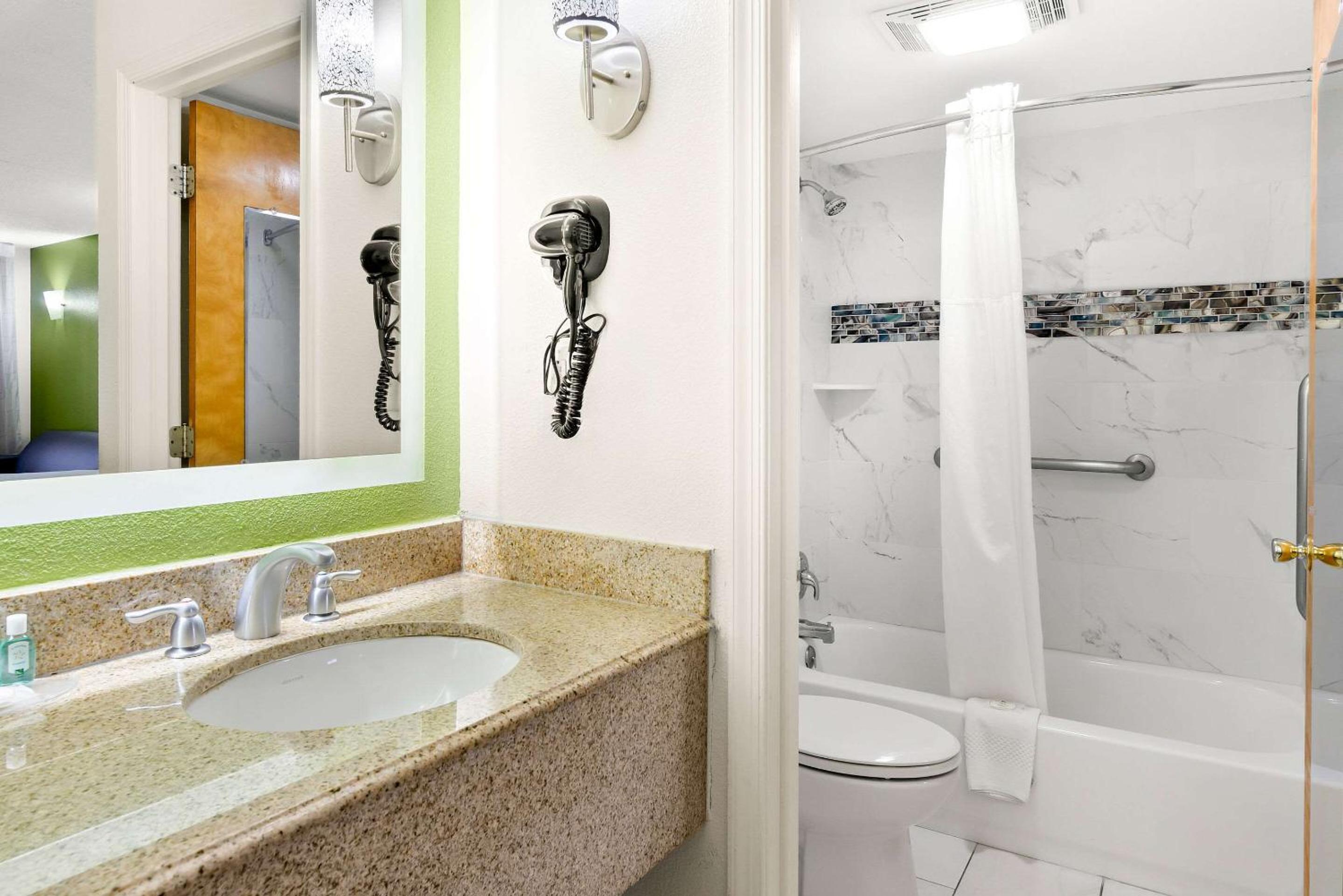 King Room - Non-Smoking - Photo 3