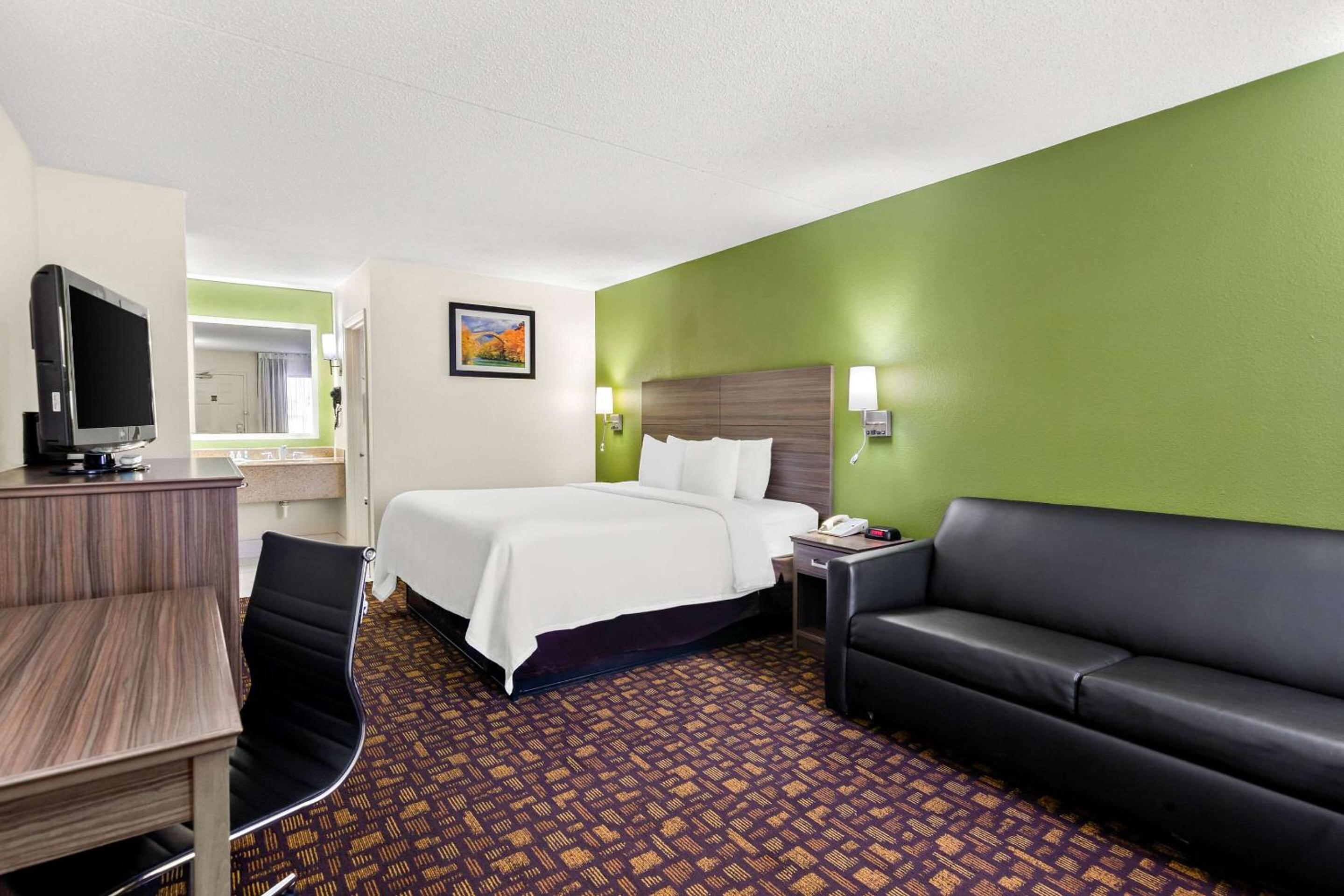 King Room - Non-Smoking - Photo 4