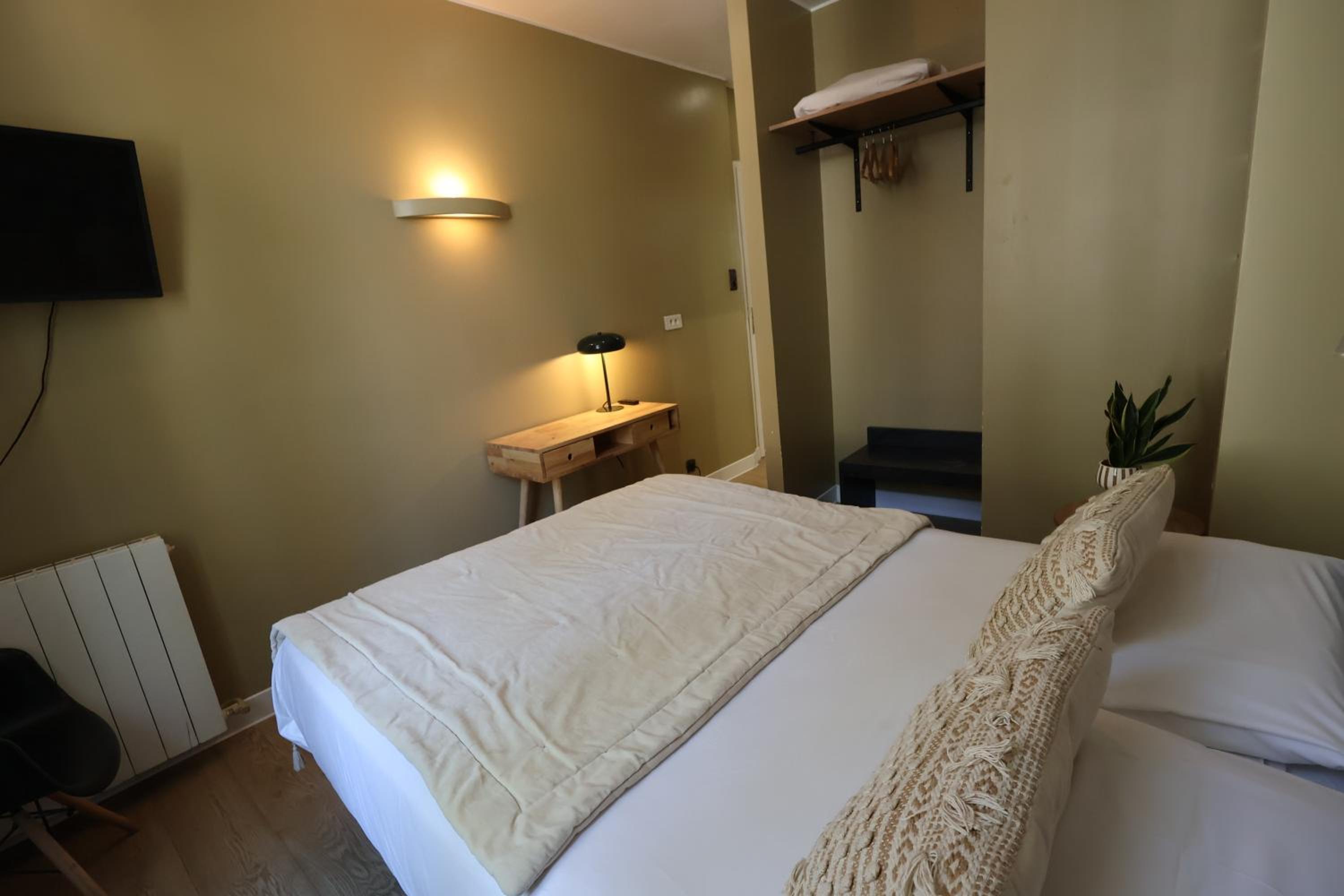 Double Room - Photo 16