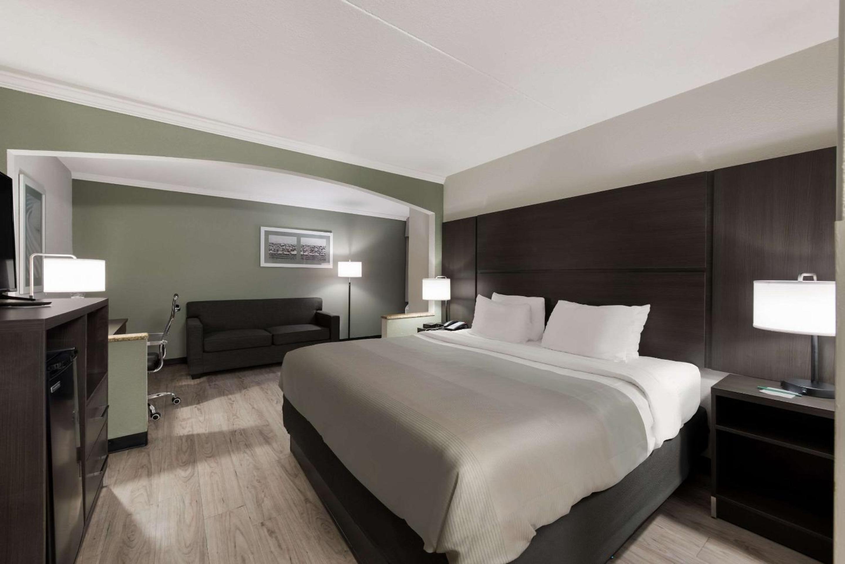 King Room - Non-Smoking - Photo 1