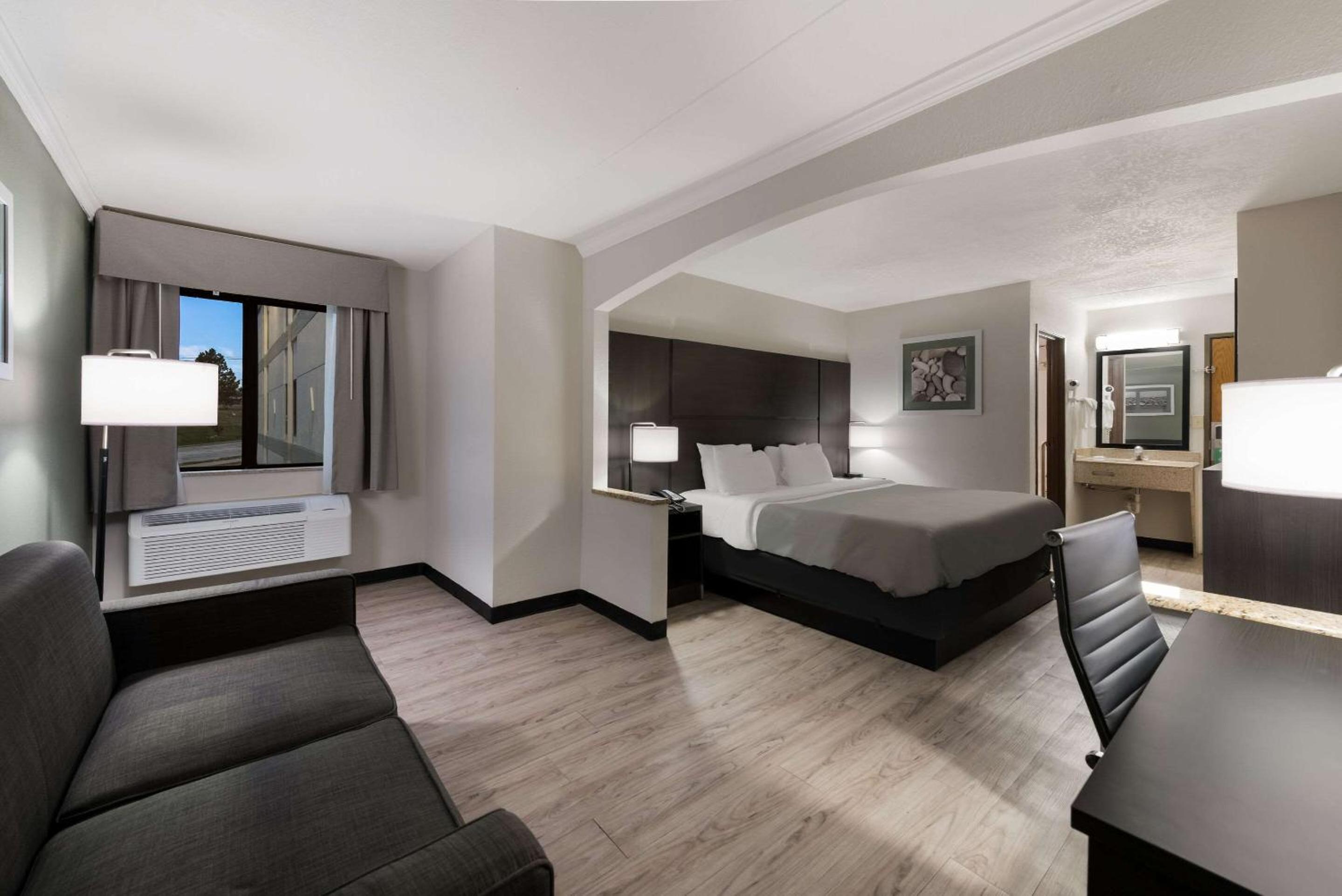 King Room - Non-Smoking - Photo 4