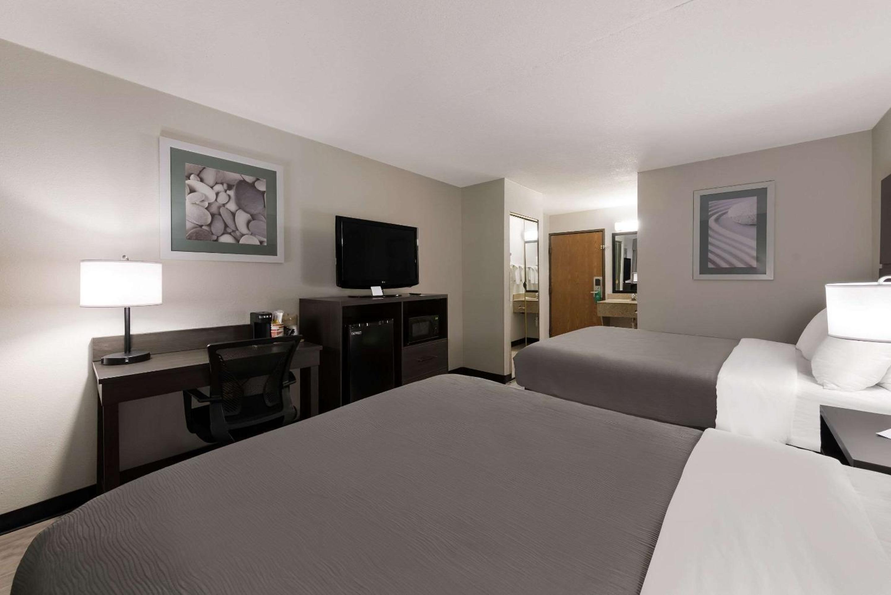 Standard Queen Room with Two Queen Beds - Non-Smoking - Photo 5