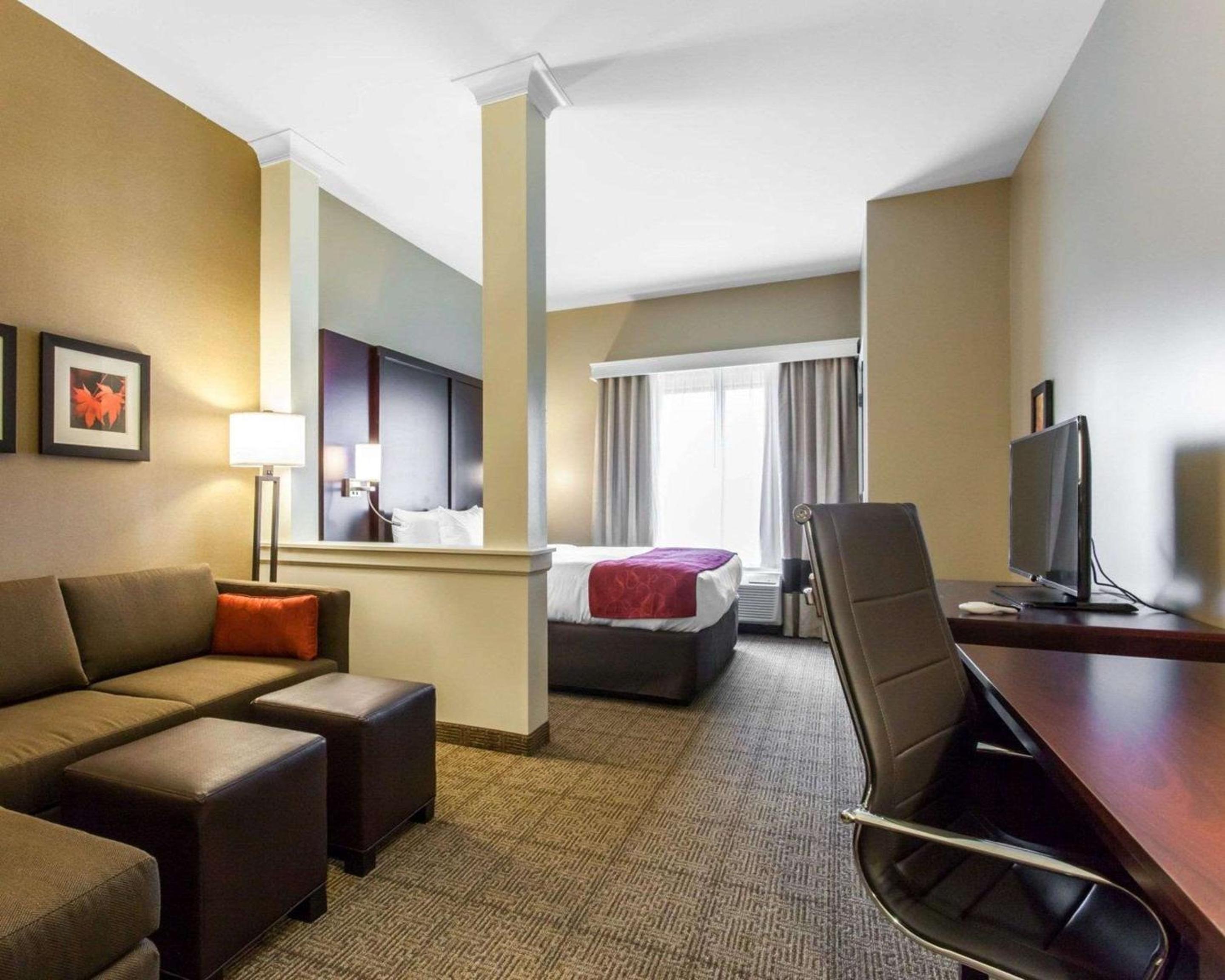 King Suite - Non-Smoking photo 1