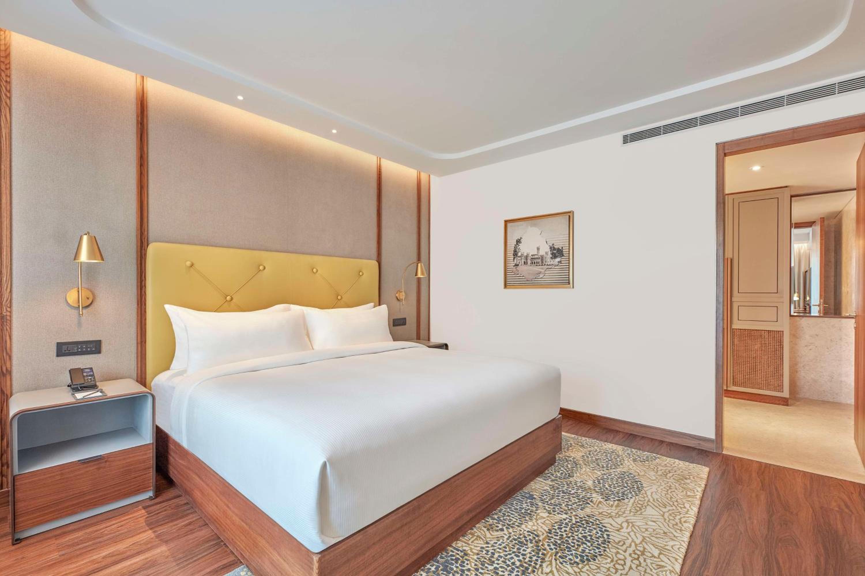 Ambassador King Suite - Photo 6