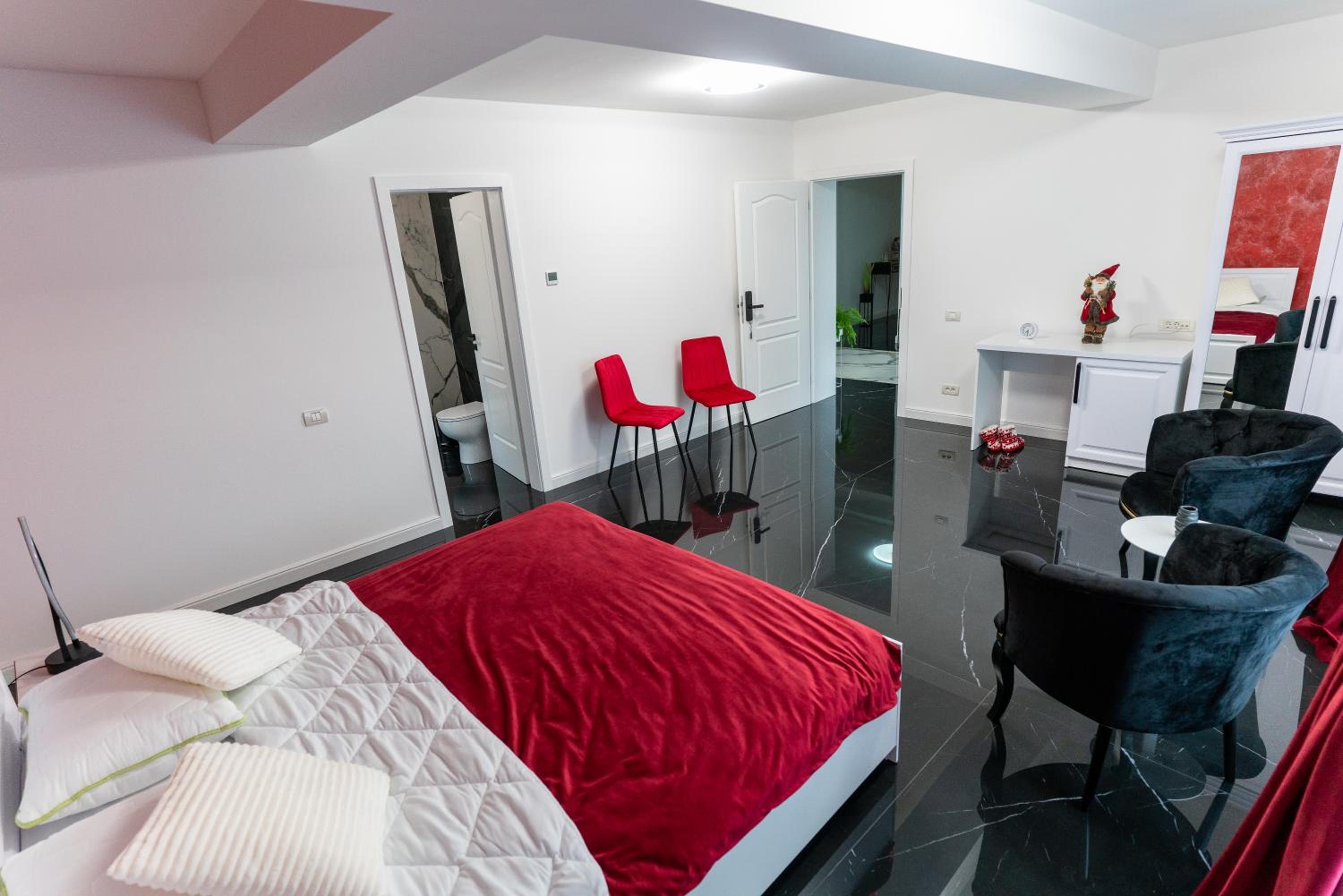 Deluxe Double Room with Shower photo 3