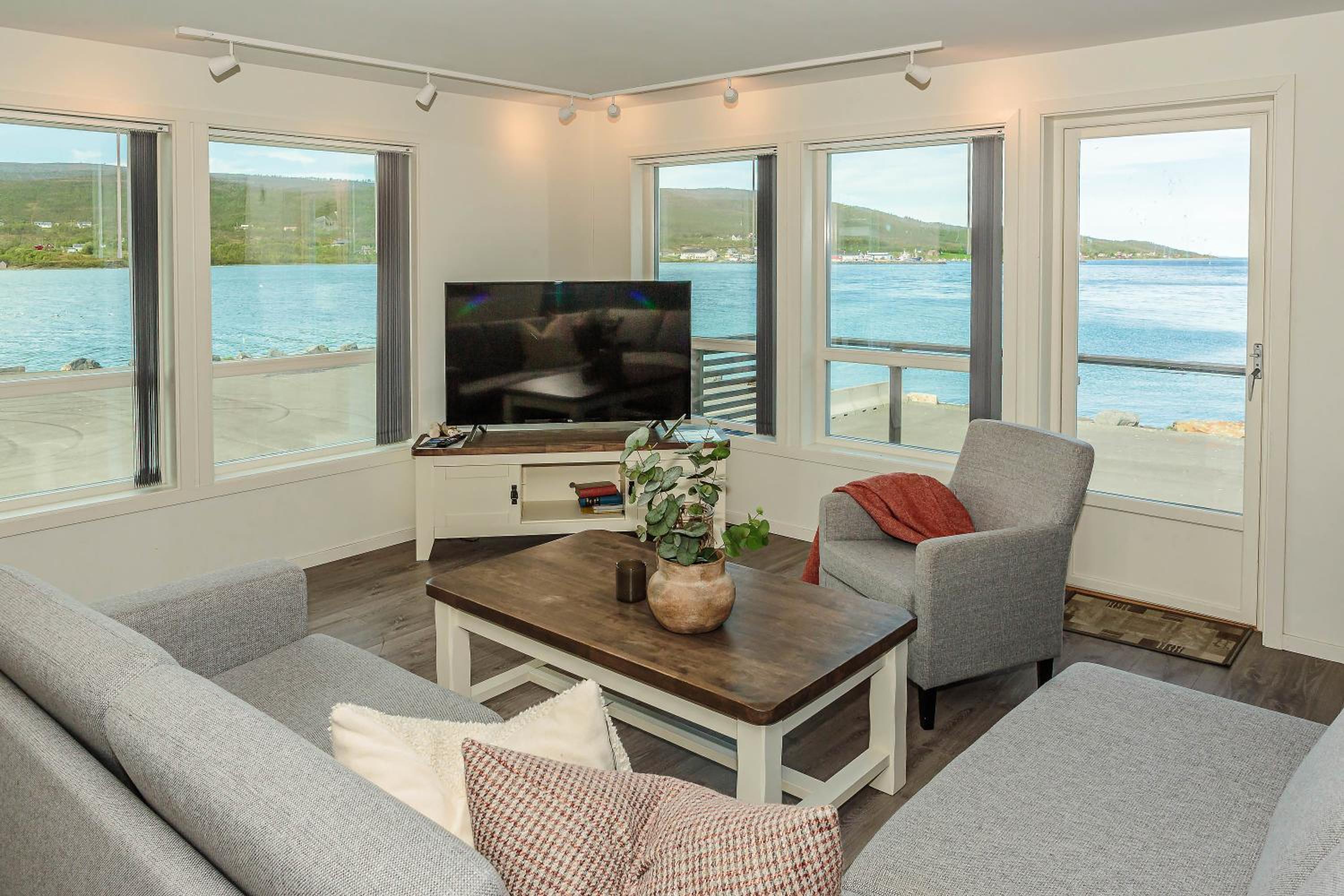 One-Bedroom Superior Apartment - Photo 8