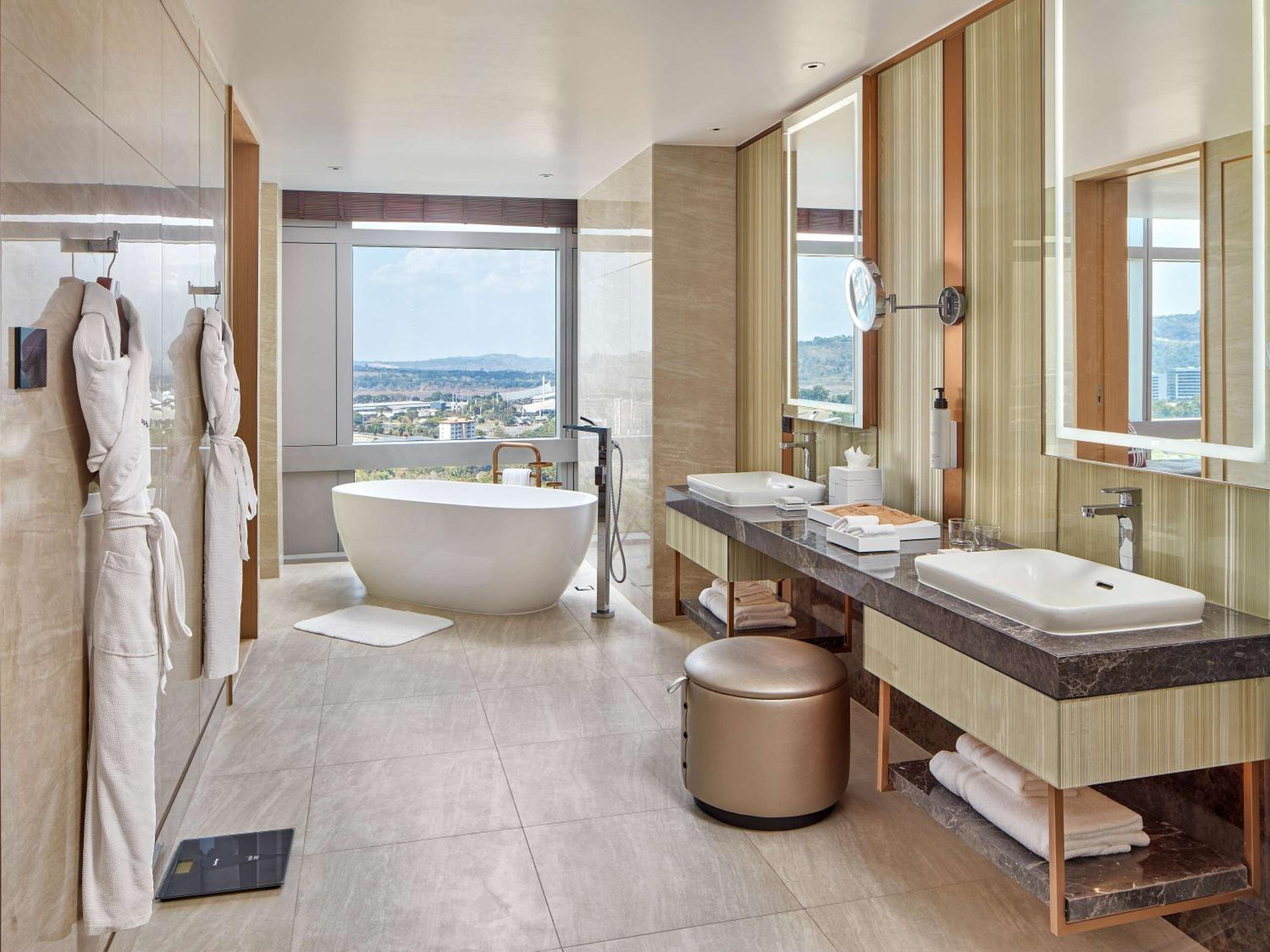Swiss Grand King Suite - Photo 3