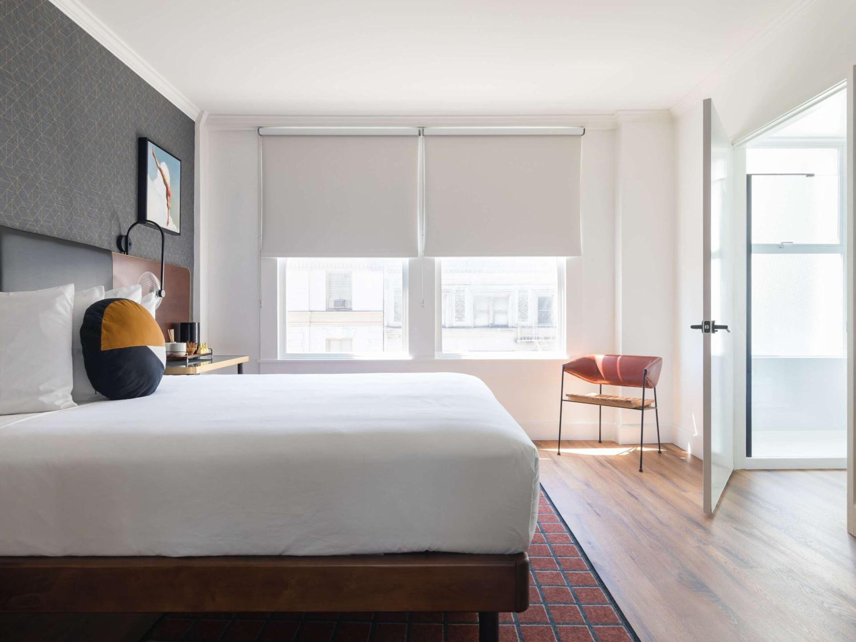 Deluxe Room with a Queen Bed - Photo 6