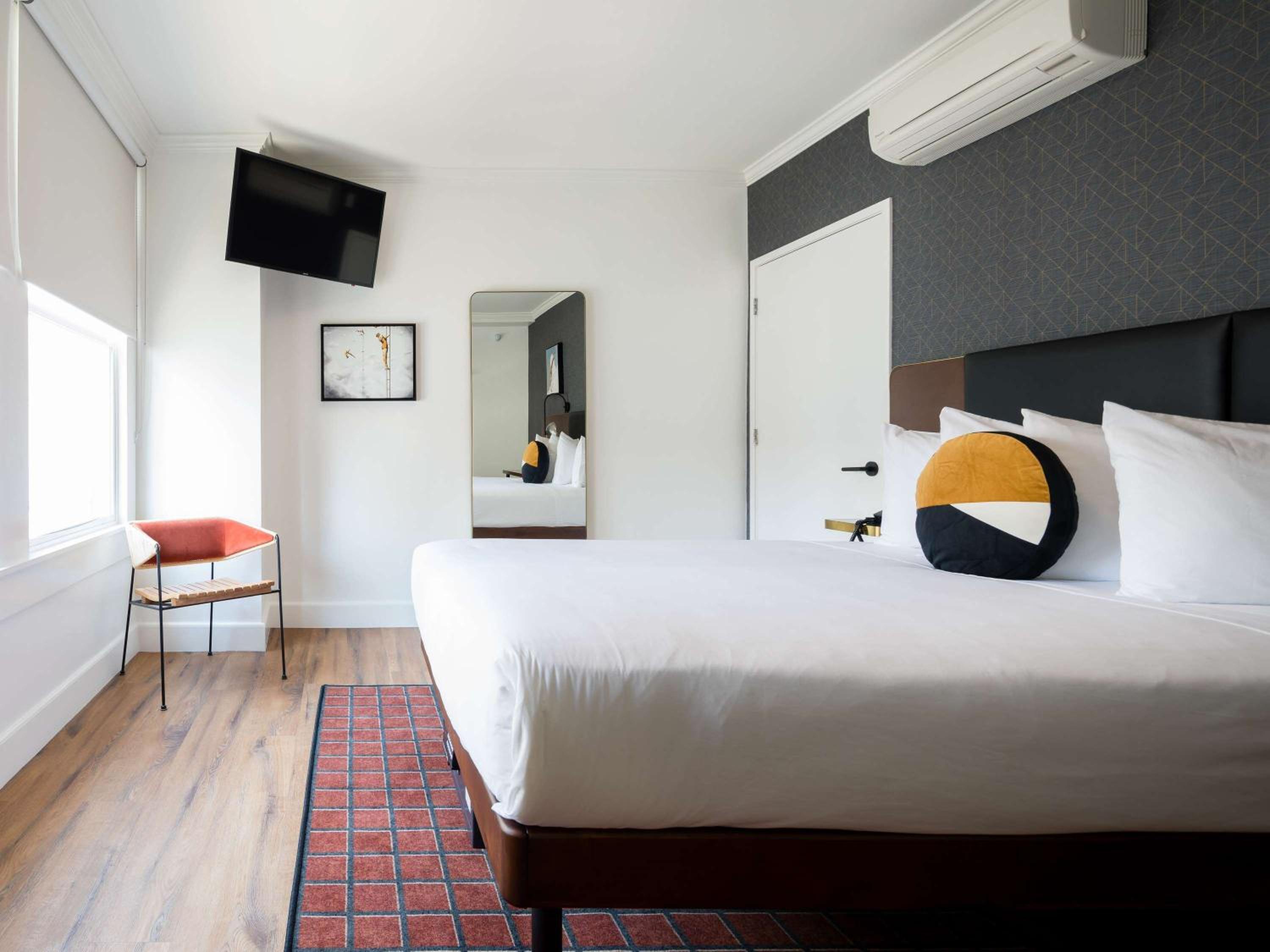 Deluxe Room with a Queen Bed - Photo 4