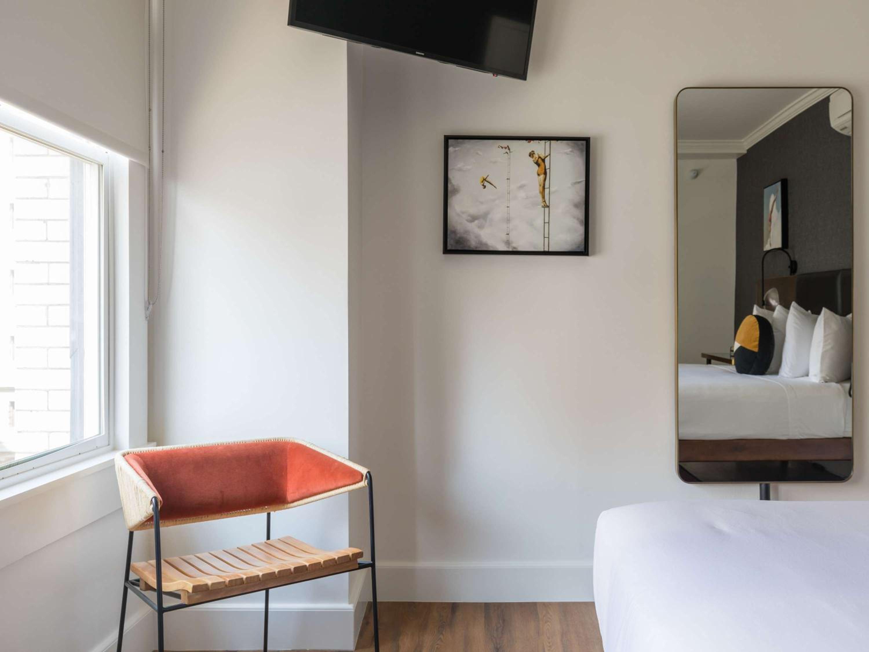 Deluxe Room with a Queen Bed - Photo 3
