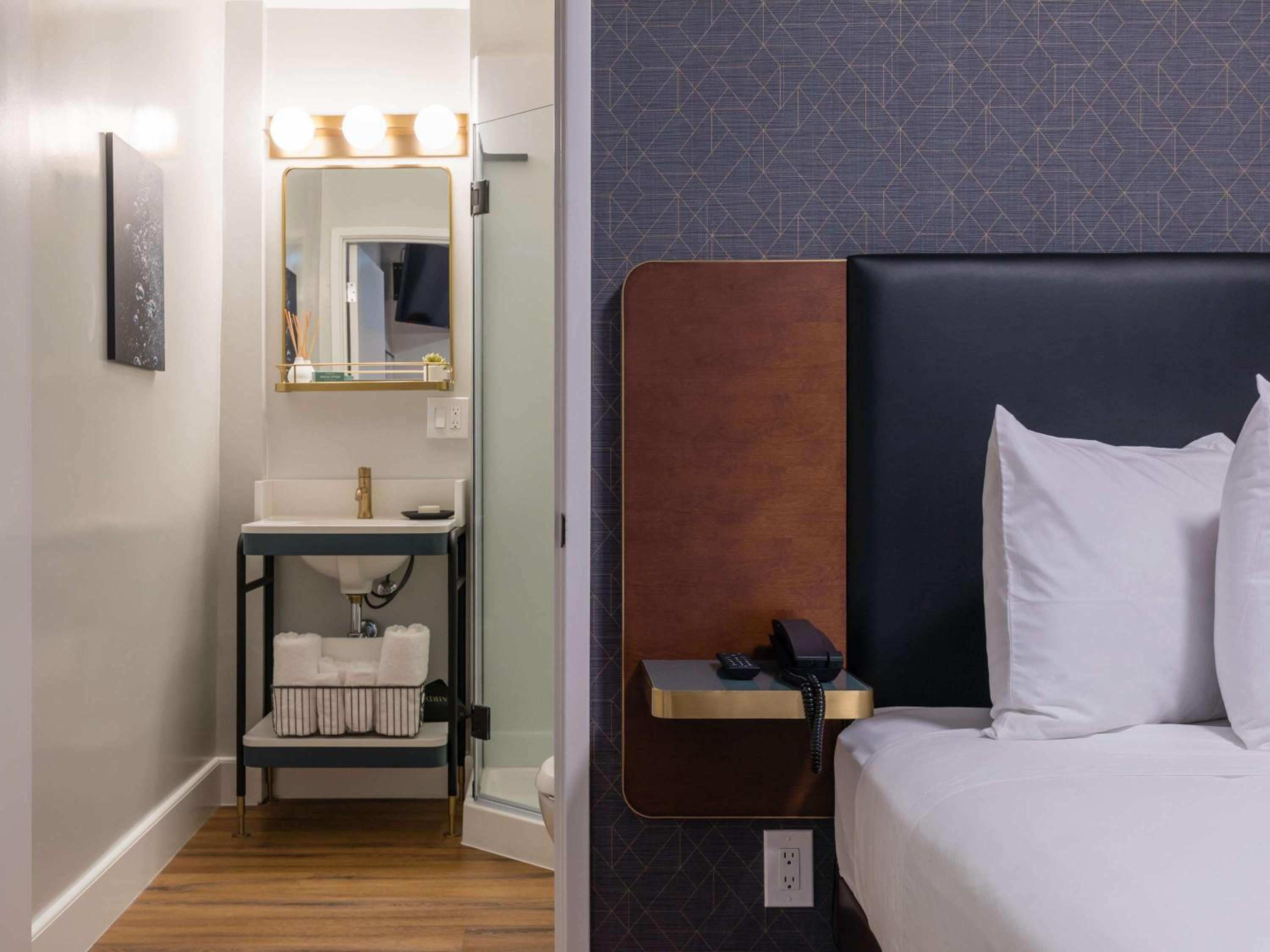 Deluxe Room with a Queen Bed - Photo 15