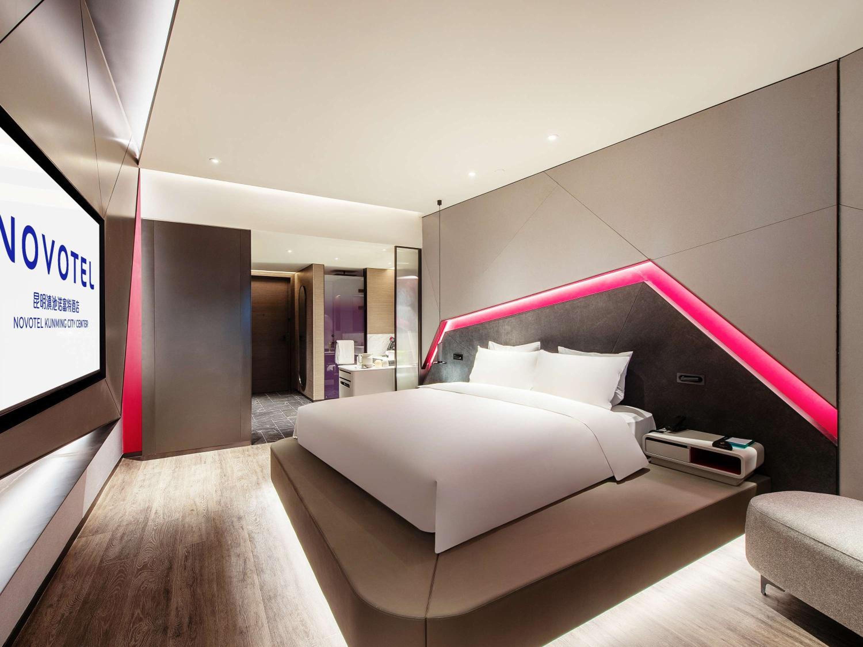 Deluxe King Room City View photo 1
