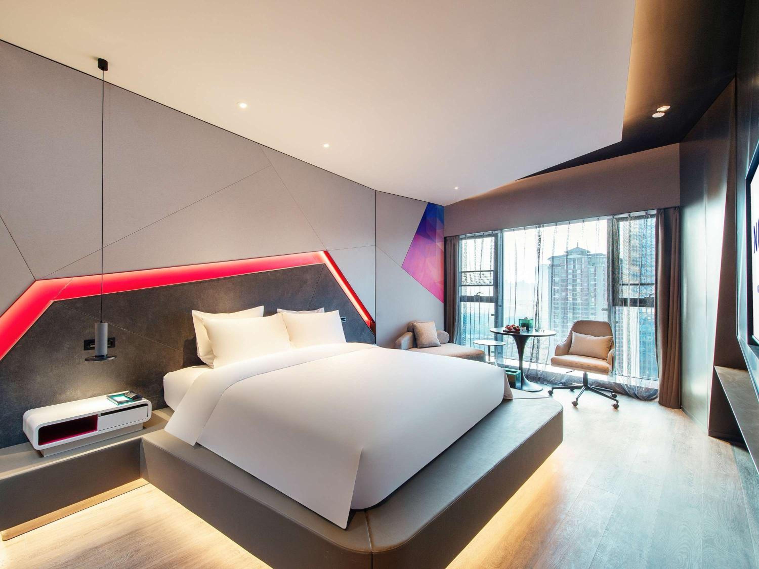 Deluxe King Room City View photo 3