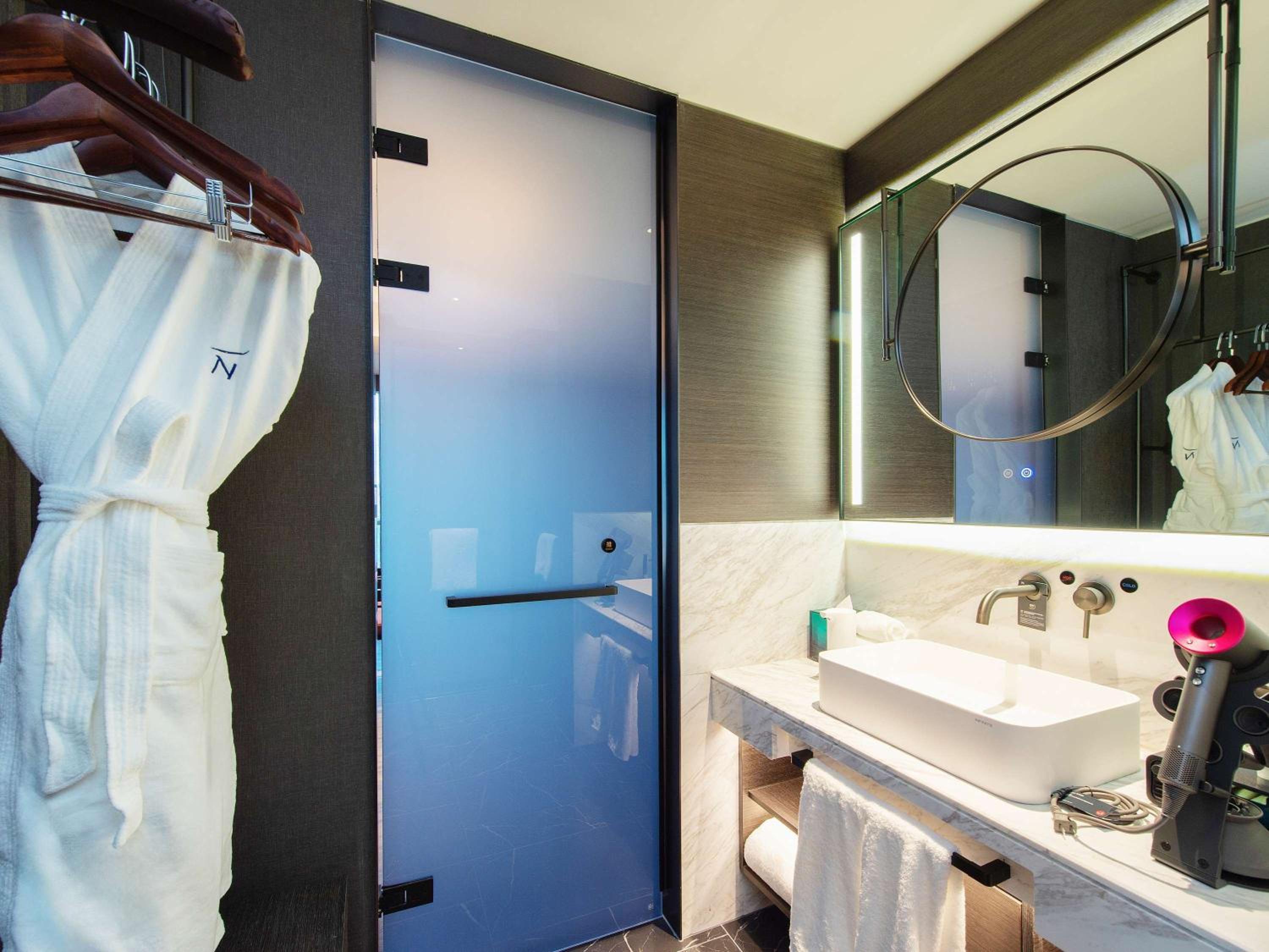 Superior King Suite photo 3