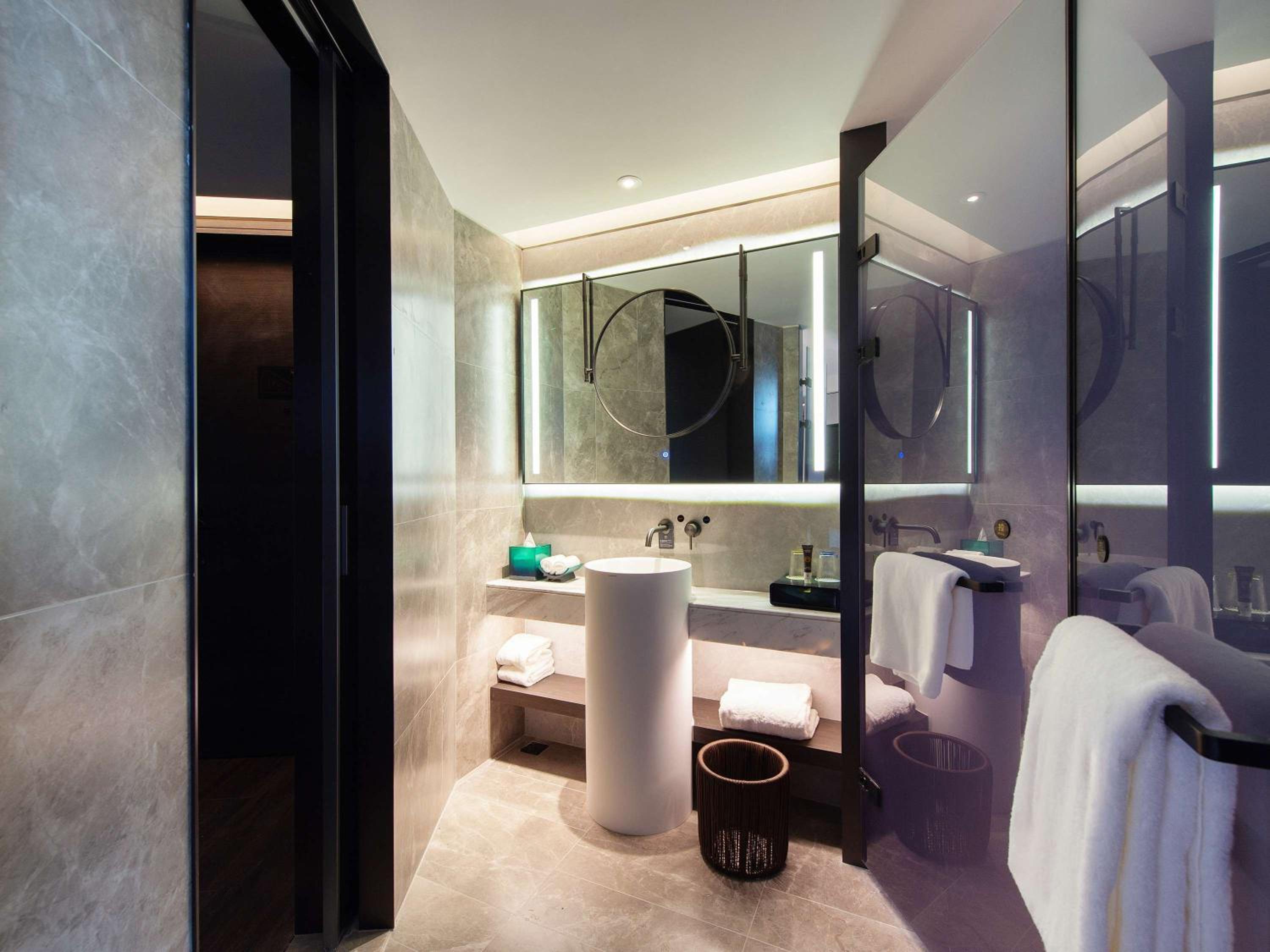 Deluxe Suite with Two Single Beds photo 2