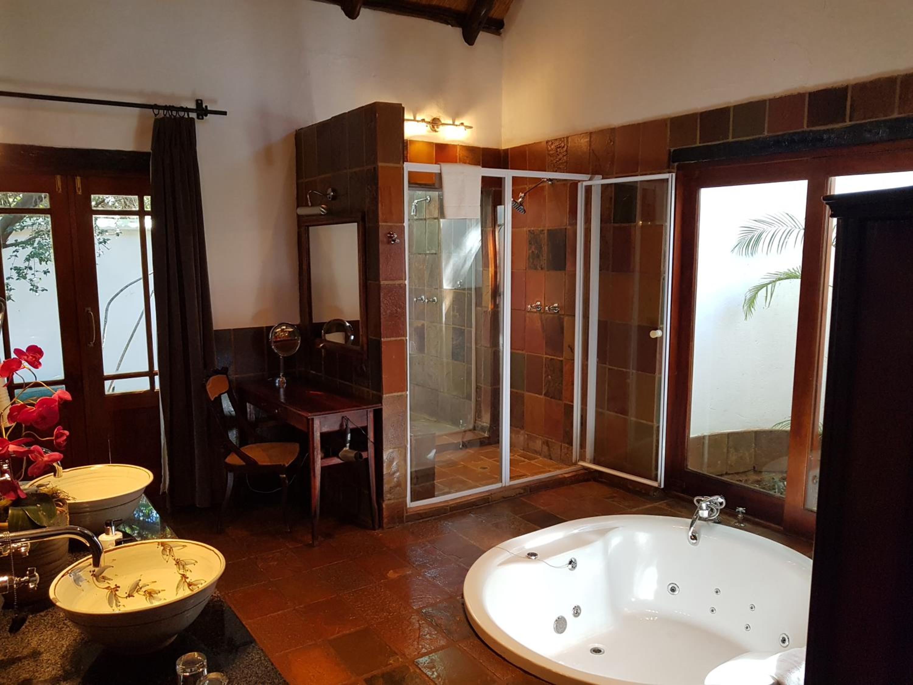 Standard King Room - Photo 5