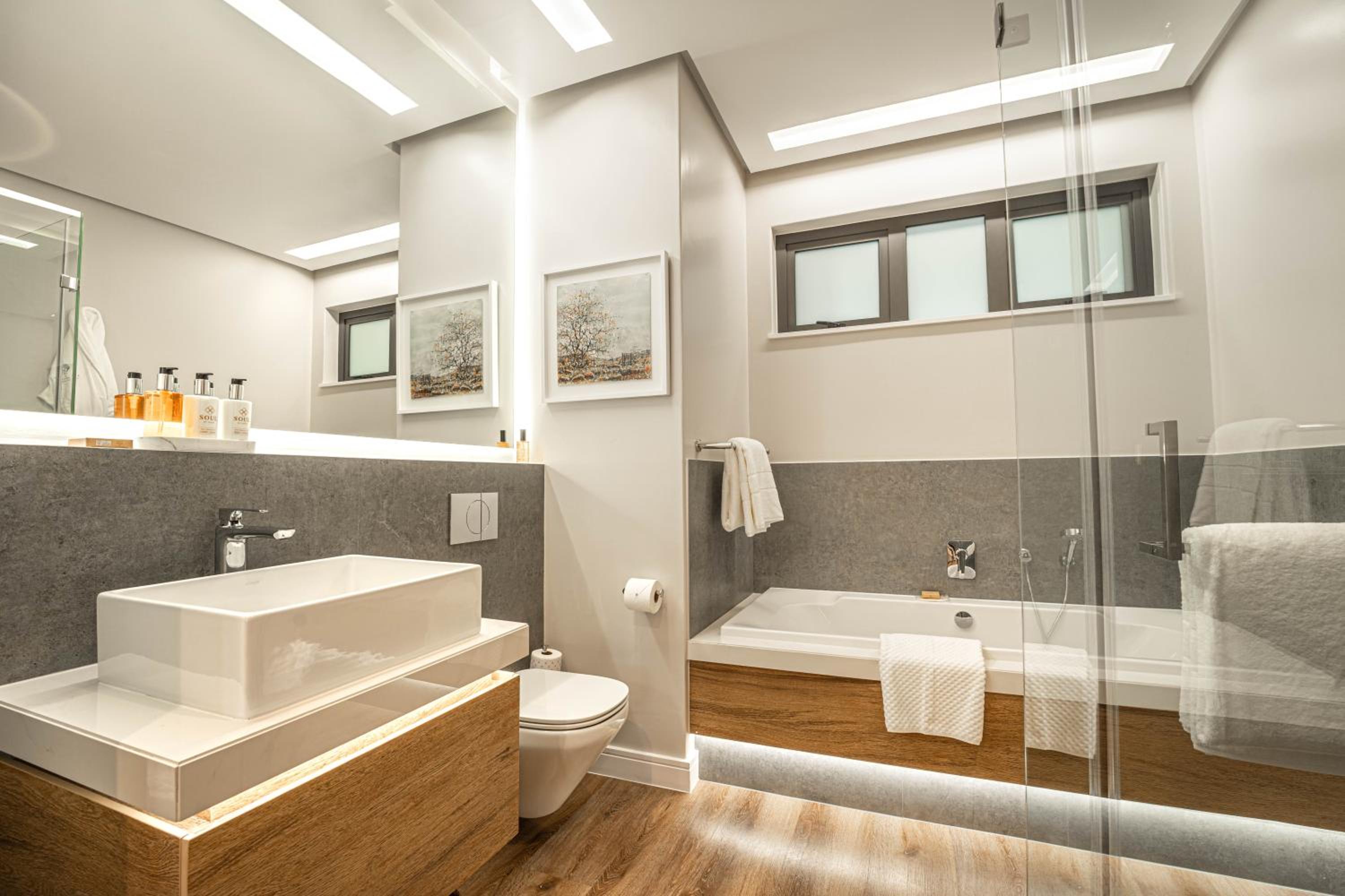 Two-Bedroom Apartment with Lake View photo 2