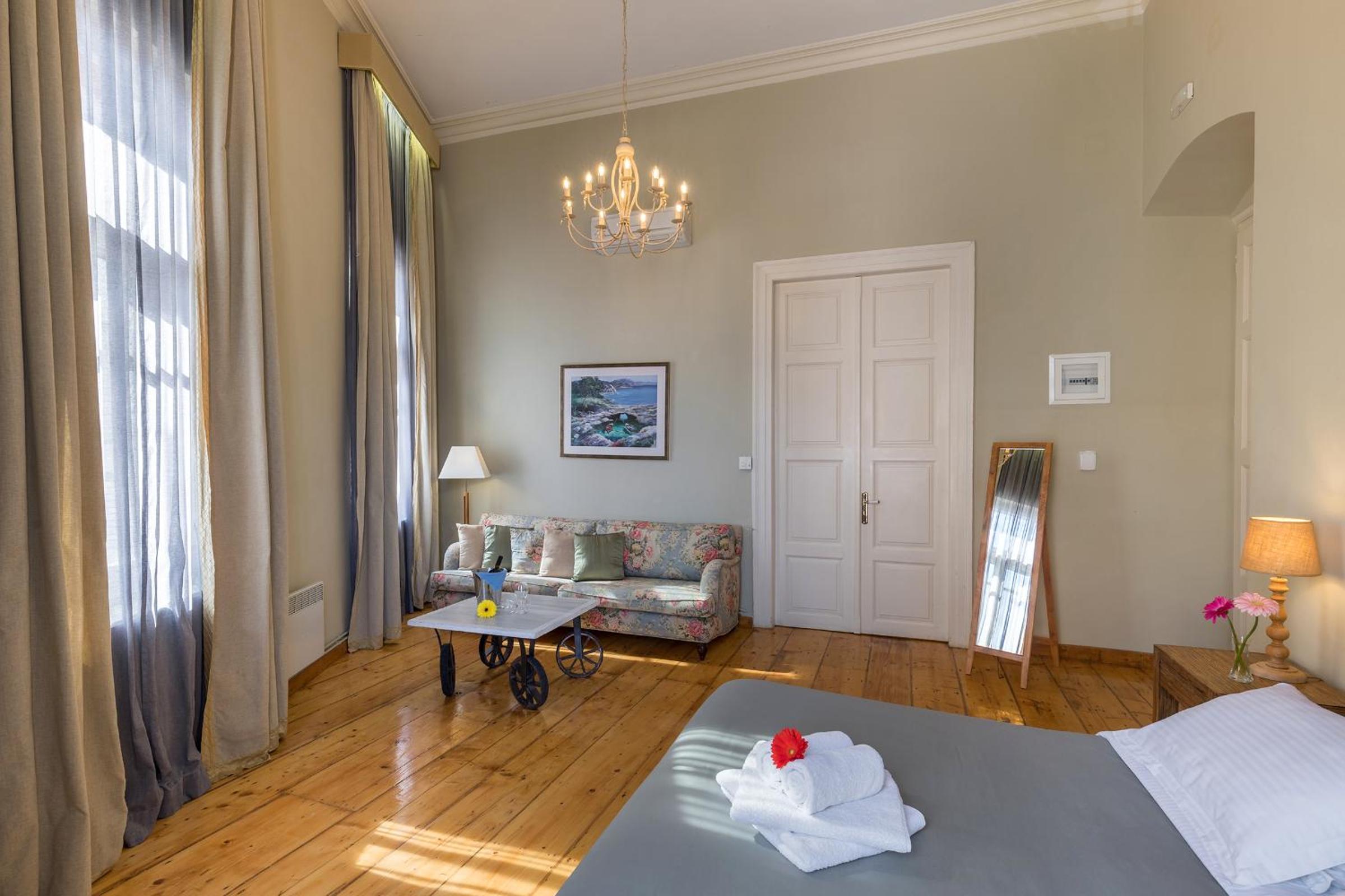 Superior Suite with Balcony (Cozy Alley Building) - Photo 5