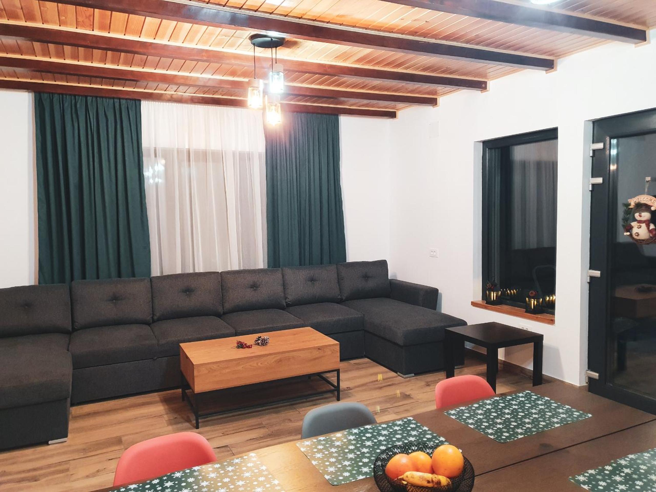 Five-Bedroom House photo 1