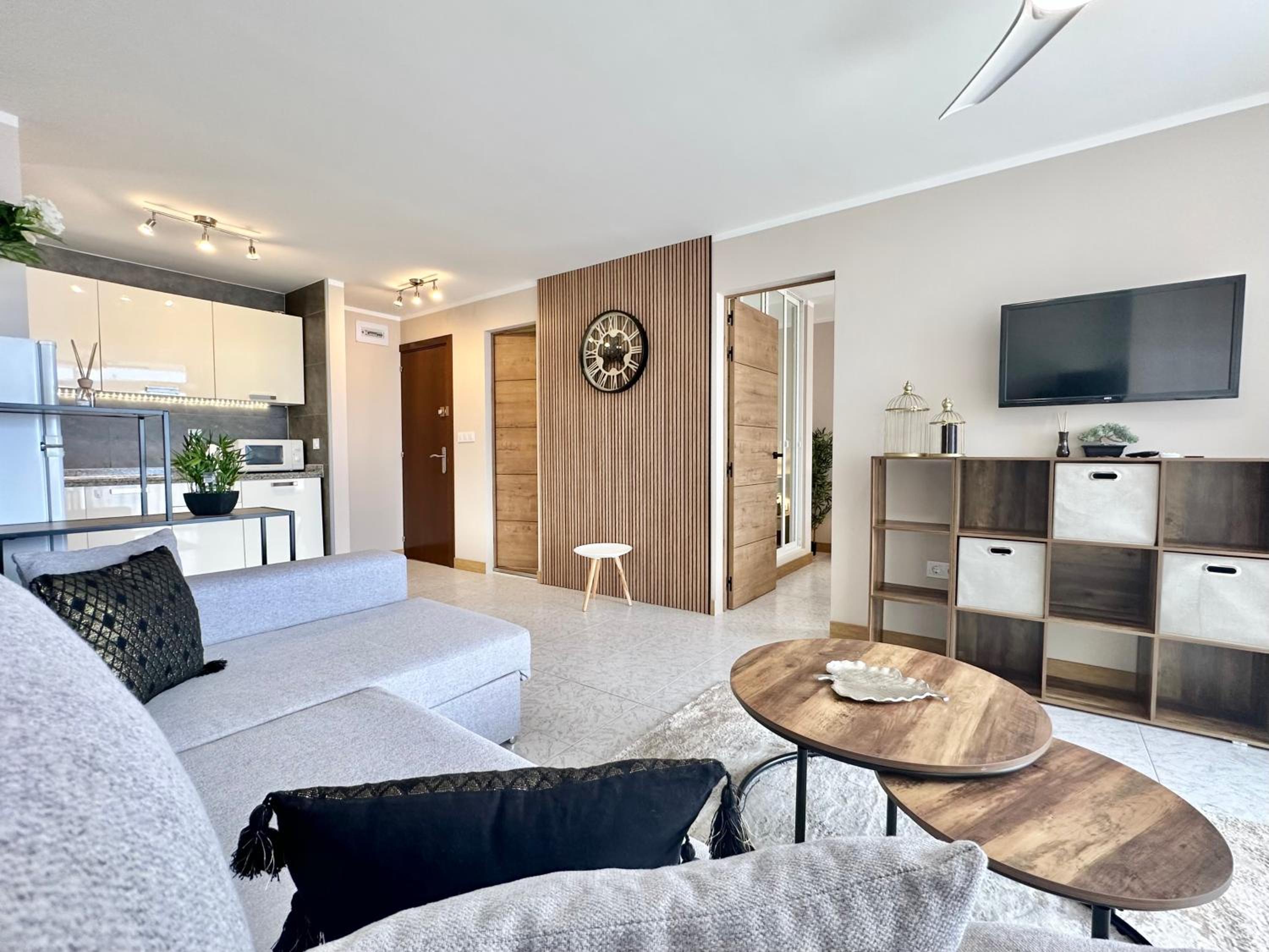 Apartamento de una habitación con vista al mar y balcón.
