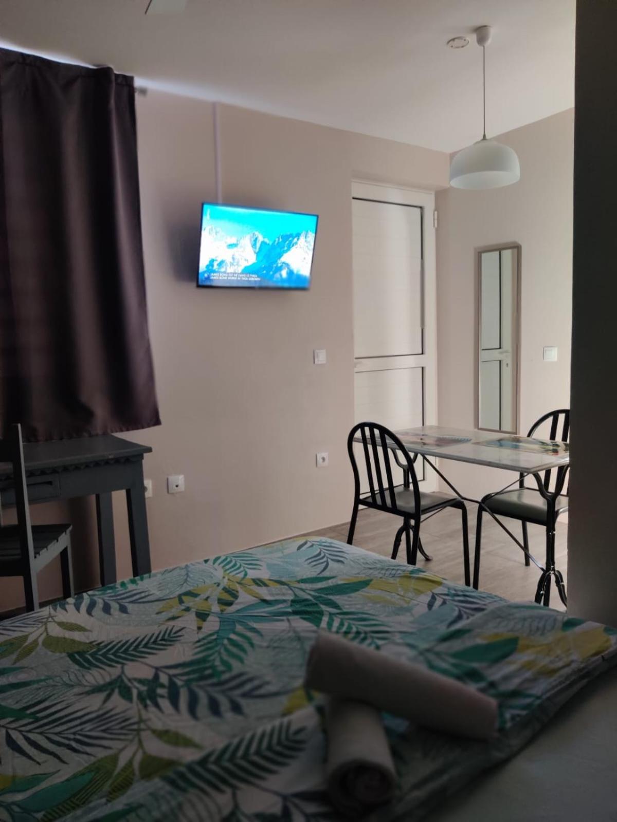 One-Bedroom Apartment photo 2