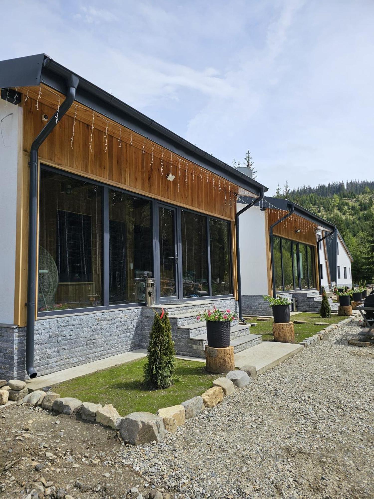 Five-Bedroom House photo 2
