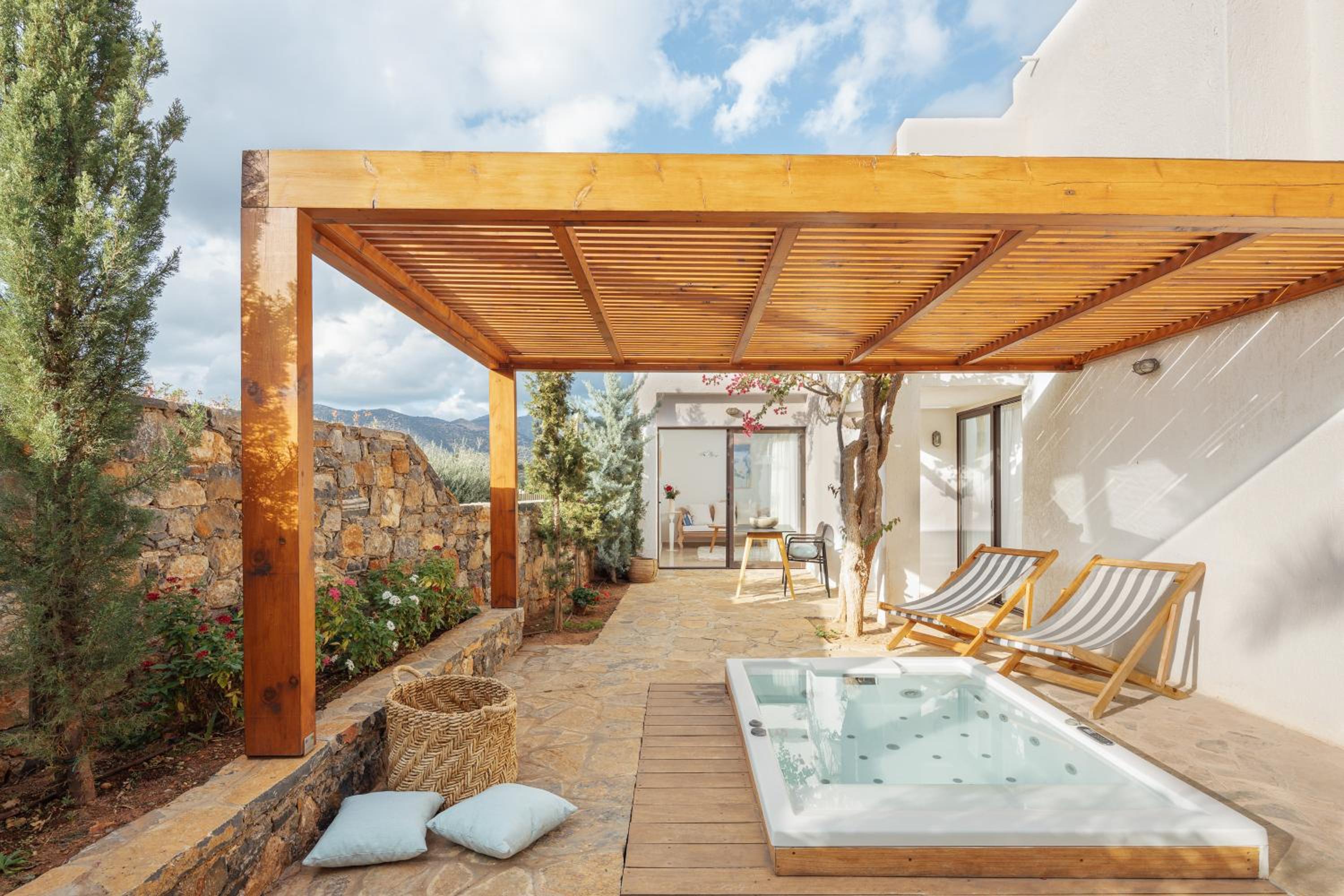 Family Suite 2-Bedroom Outdoor Hot Tub Garden View