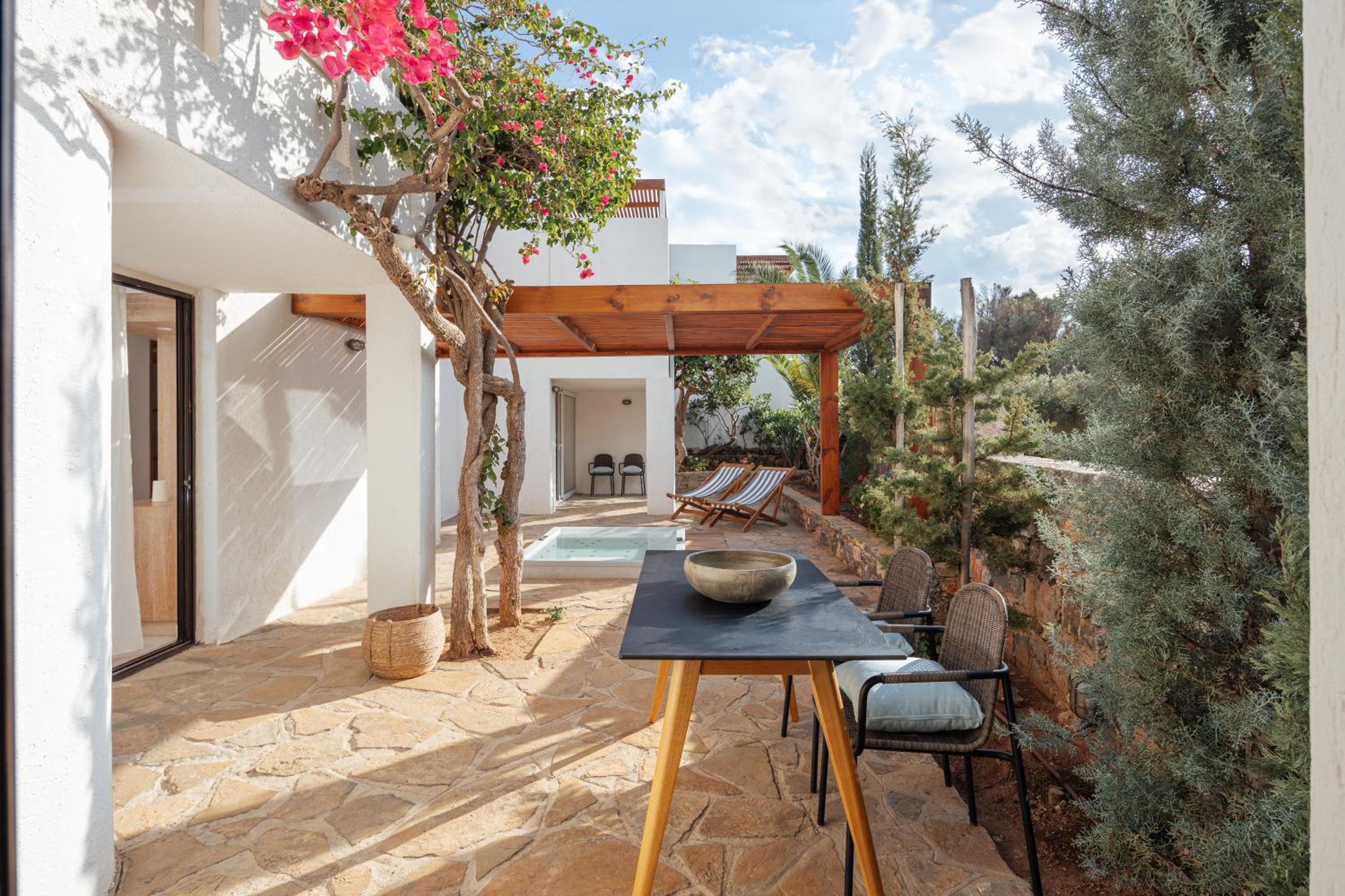 Family Suite 2-Bedroom Outdoor Hot Tub Garden View