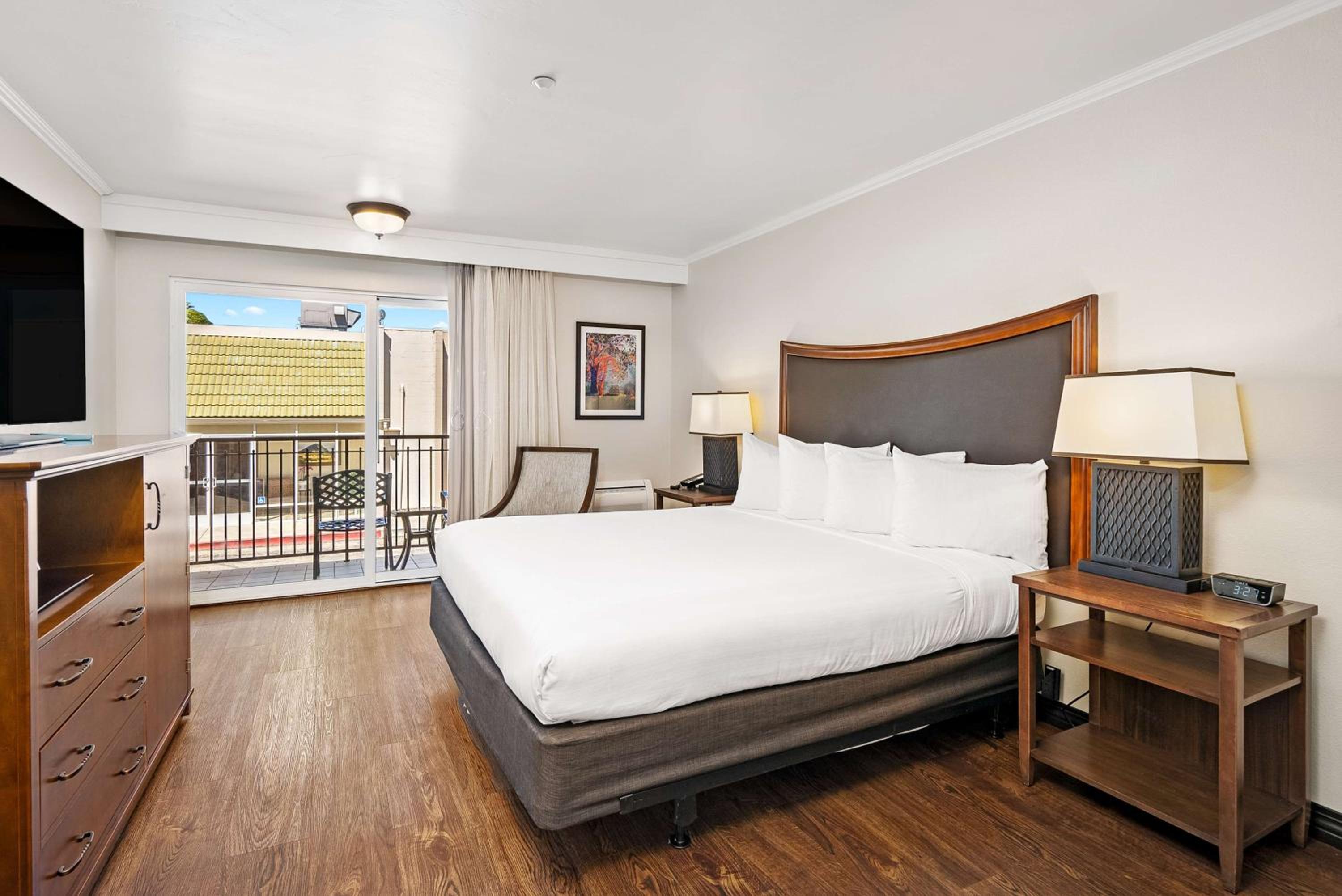 King Room with Balcony photo 3