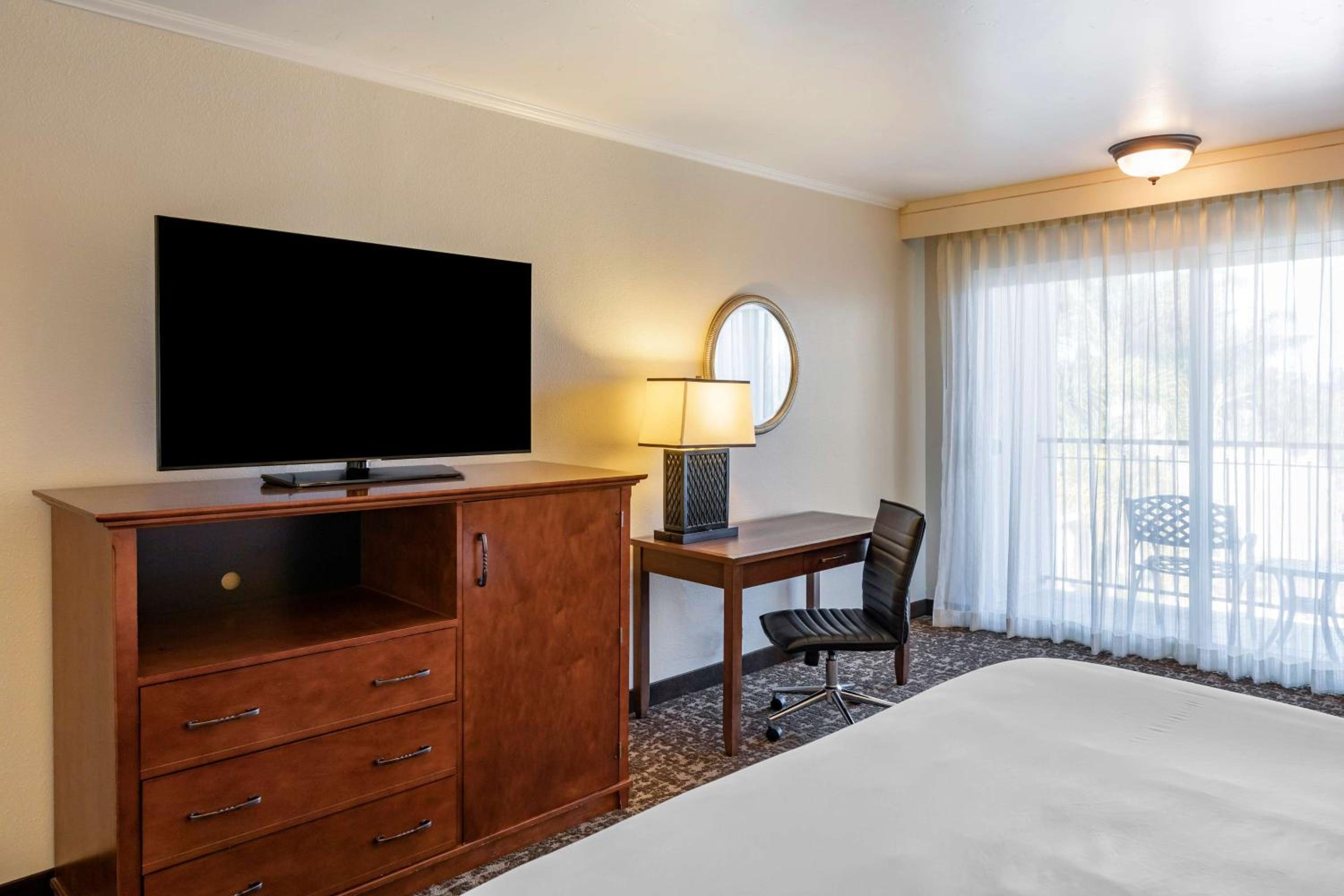 Queen Room-Disability Access photo 1