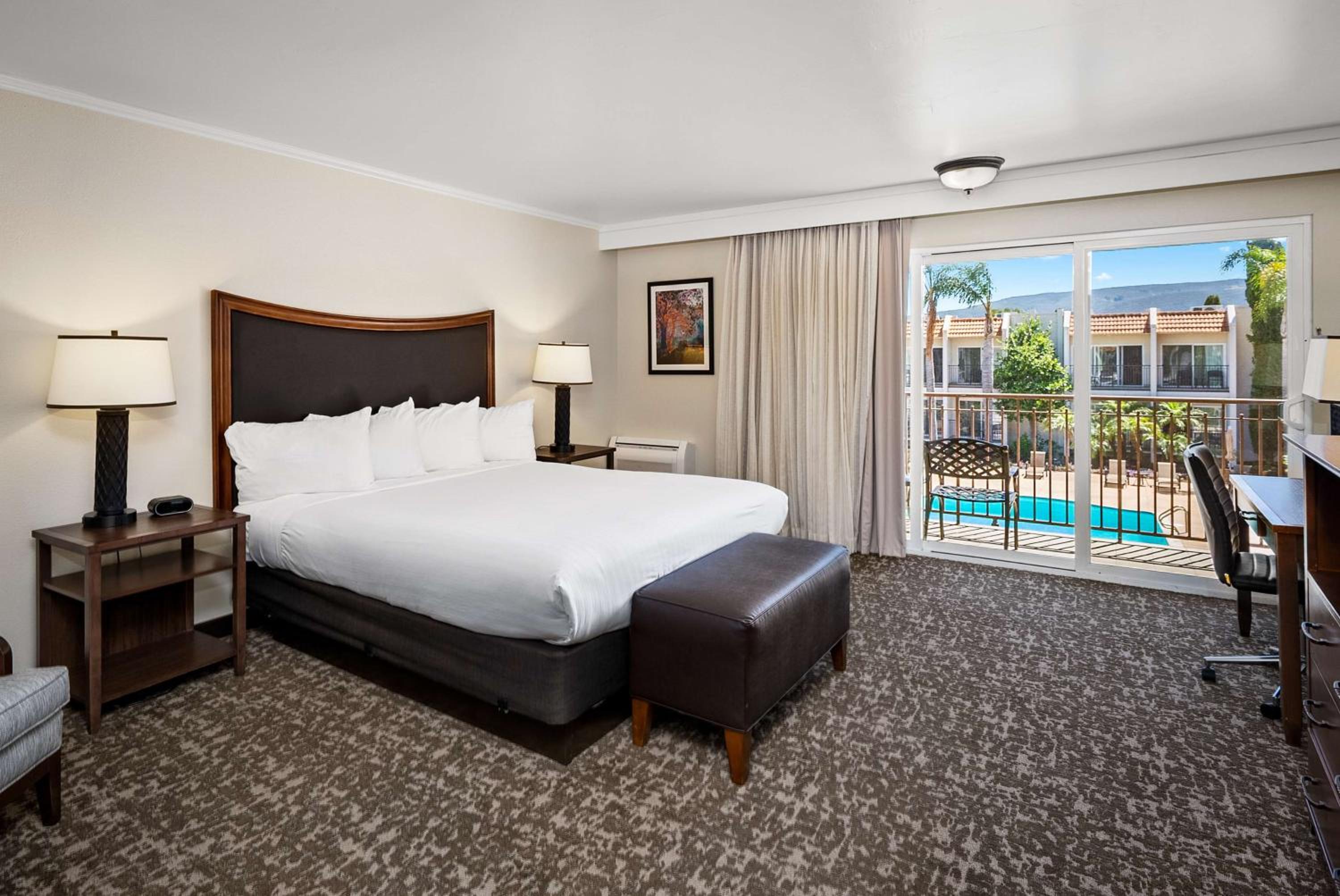 King Room with Balcony photo 2