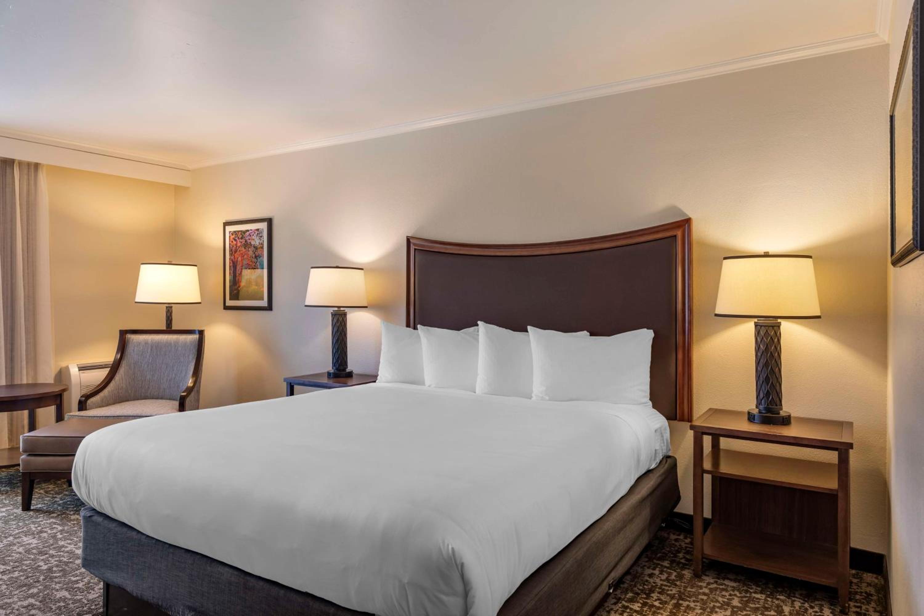 King Room with Balcony & Pool View photo 1