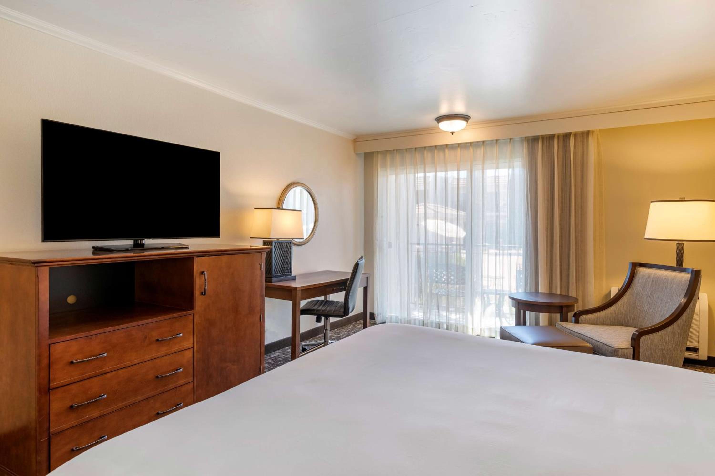 King Room with Balcony & Pool View photo 3