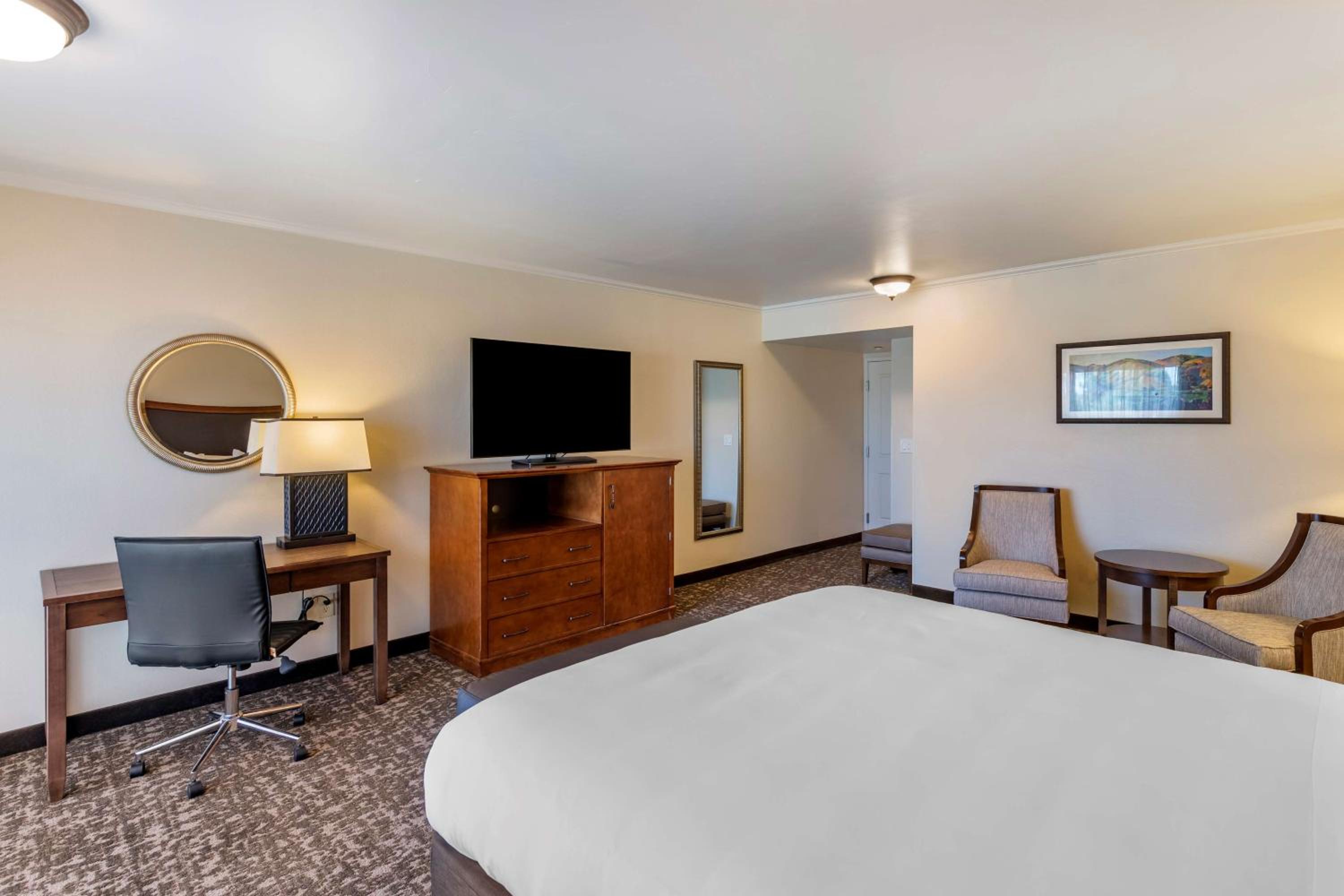 Oversize King Room - Non-Smoking photo 2
