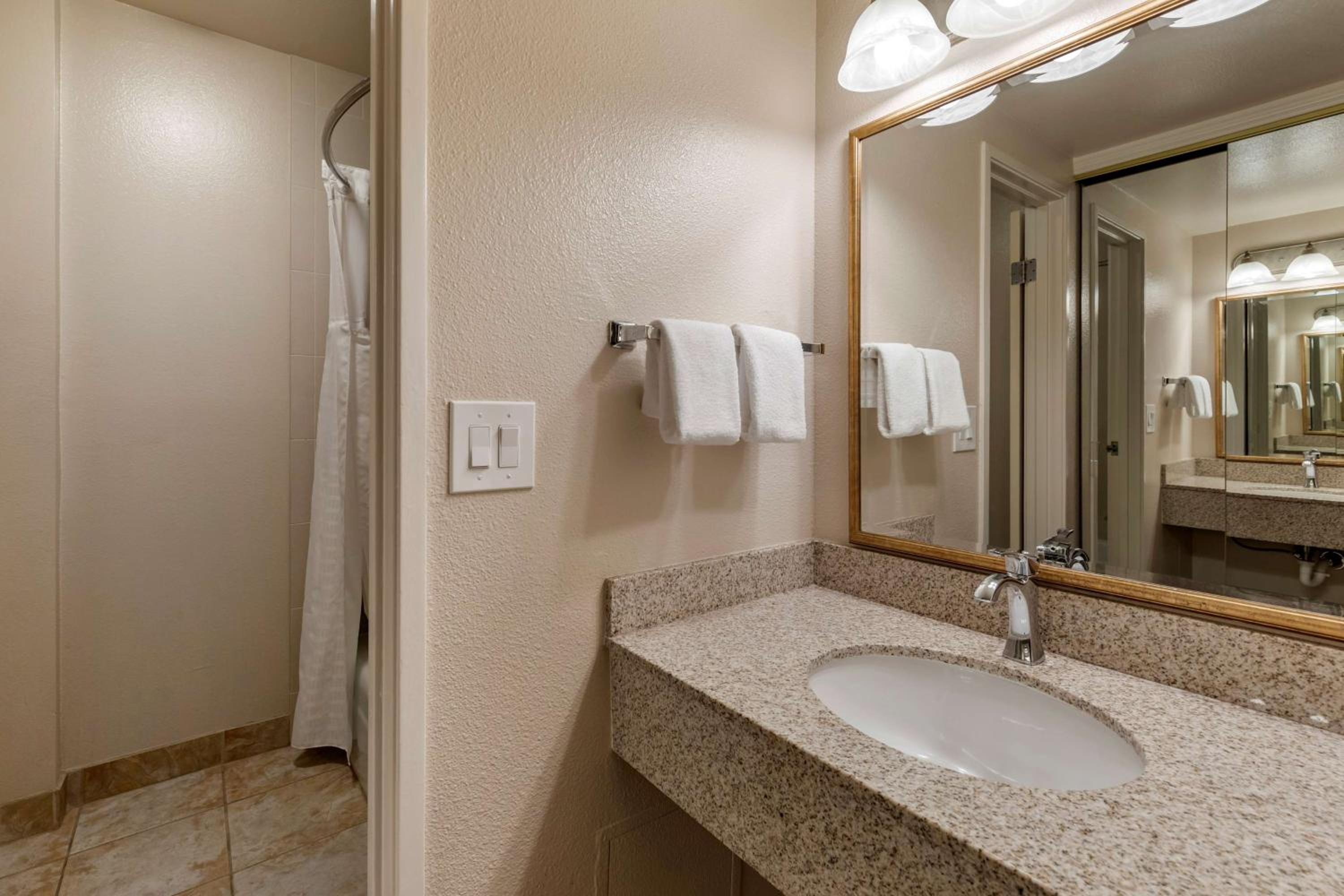 Queen Room with Two Queen Beds with Balcony photo 2