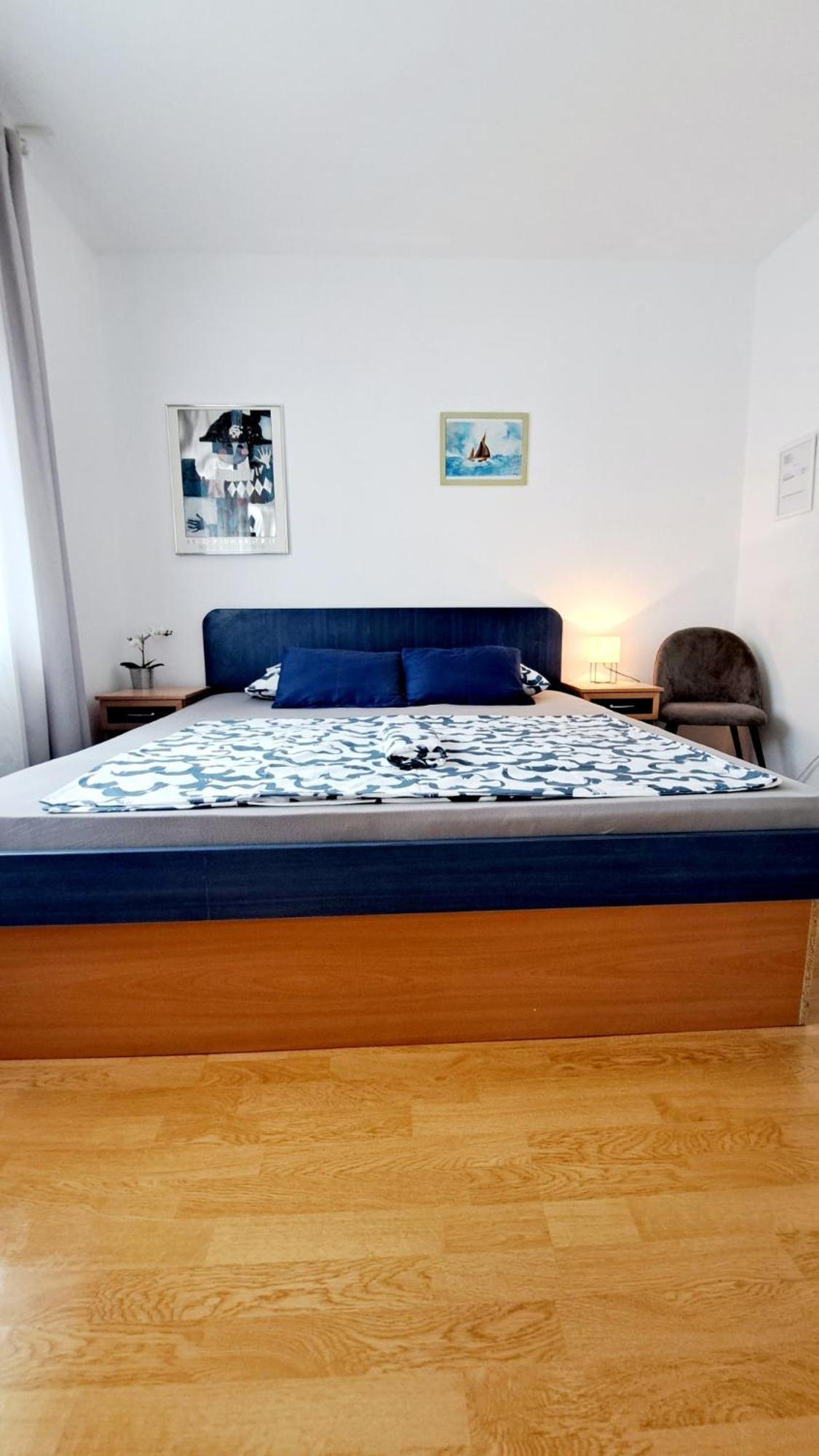 One-Bedroom Apartment photo 1