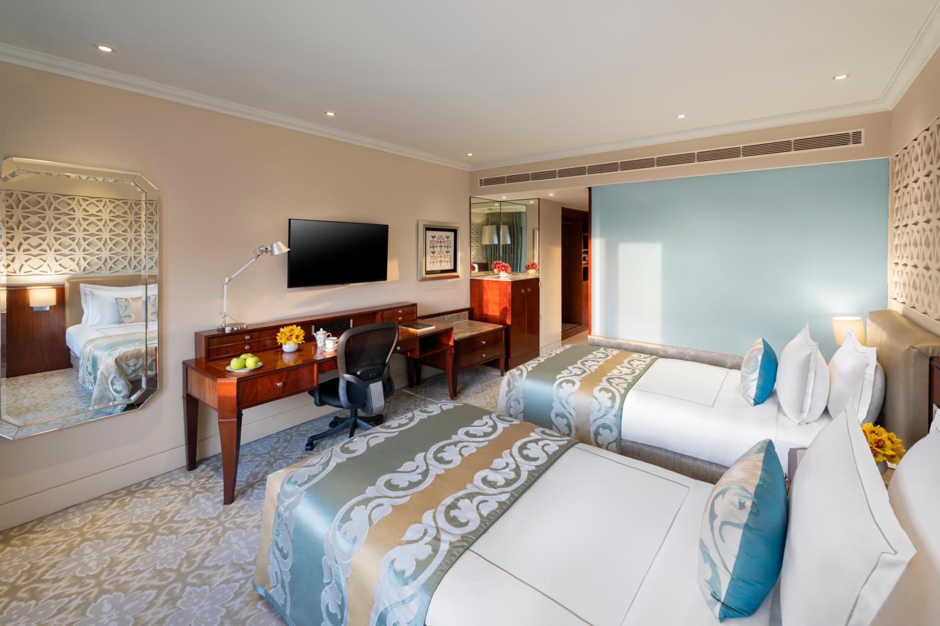 Deluxe Room Twin Bed Diplomatic Enclave View - Photo 3