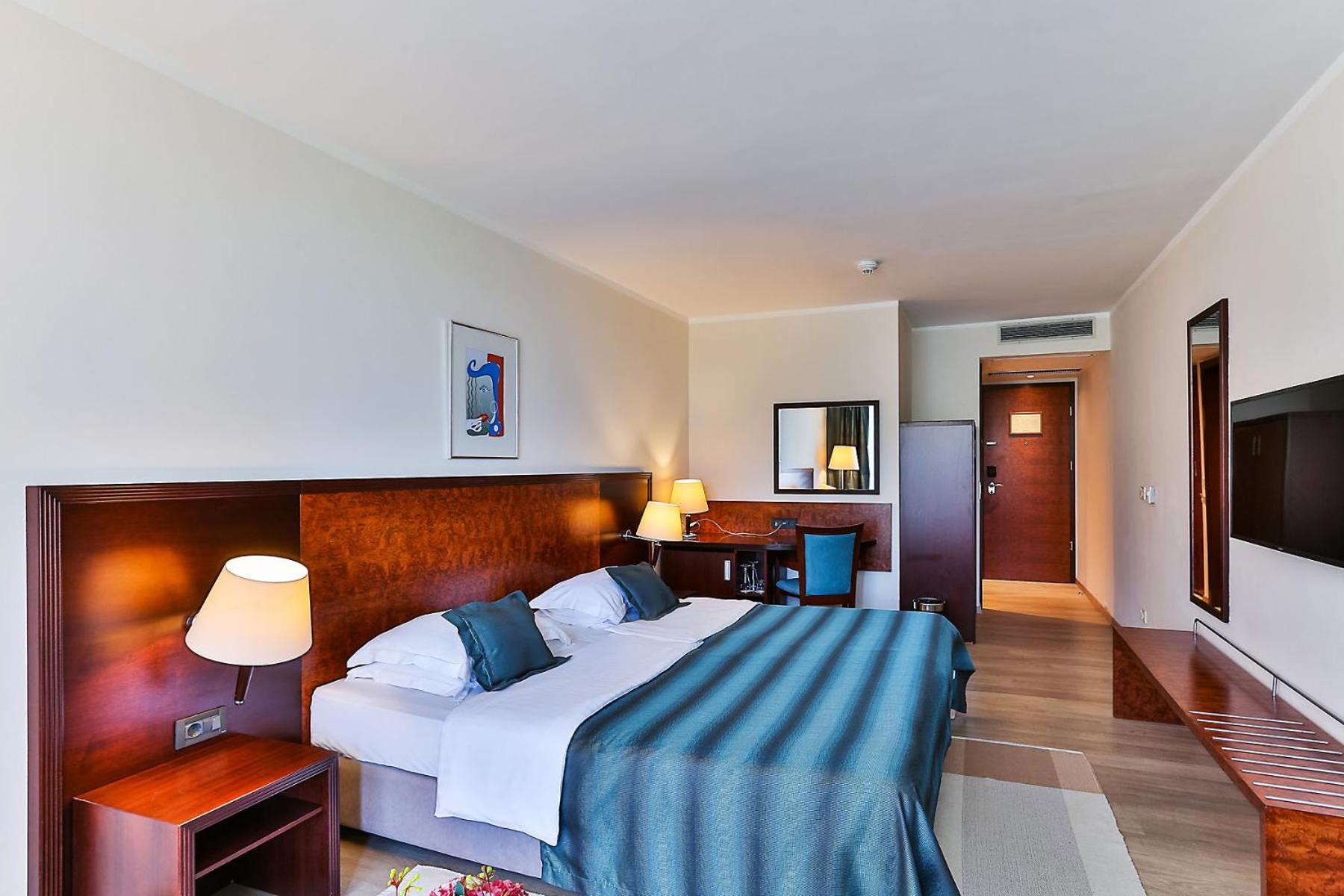 Double or Twin Room with Balcony and  Partial Sea View - Photo 1
