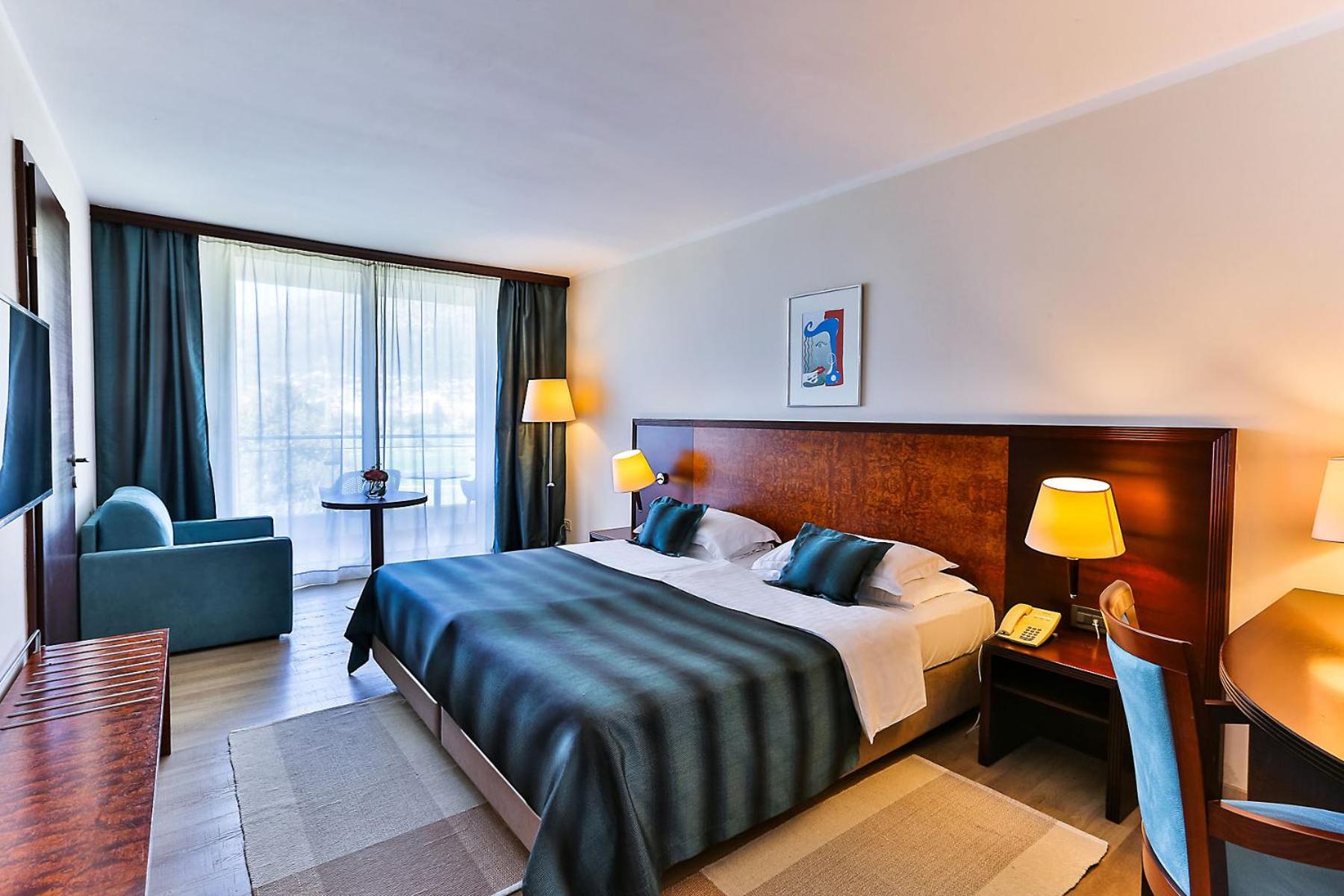 Double or Twin Room with Balcony and  Partial Sea View - Photo 3