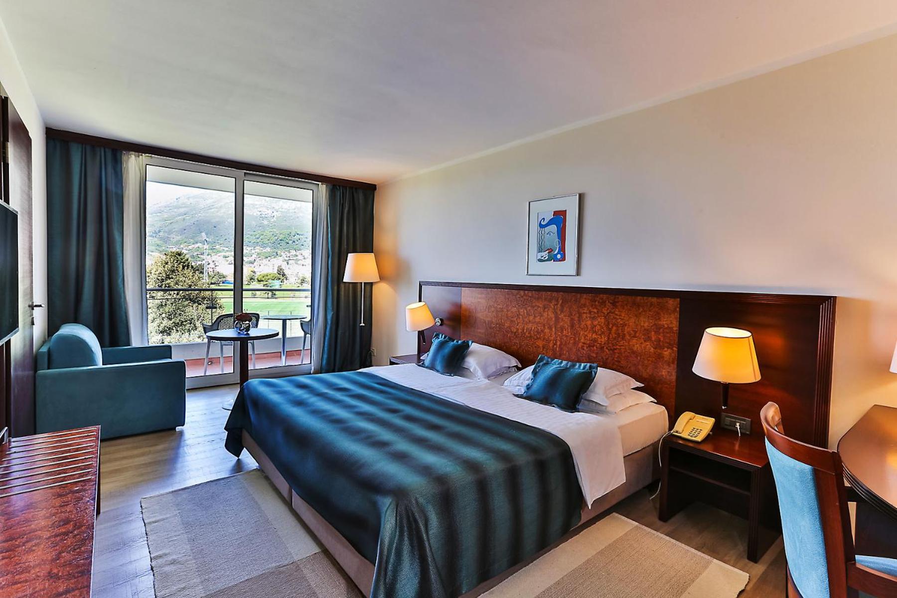 Double or Twin Room with Balcony and  Partial Sea View - Photo 4